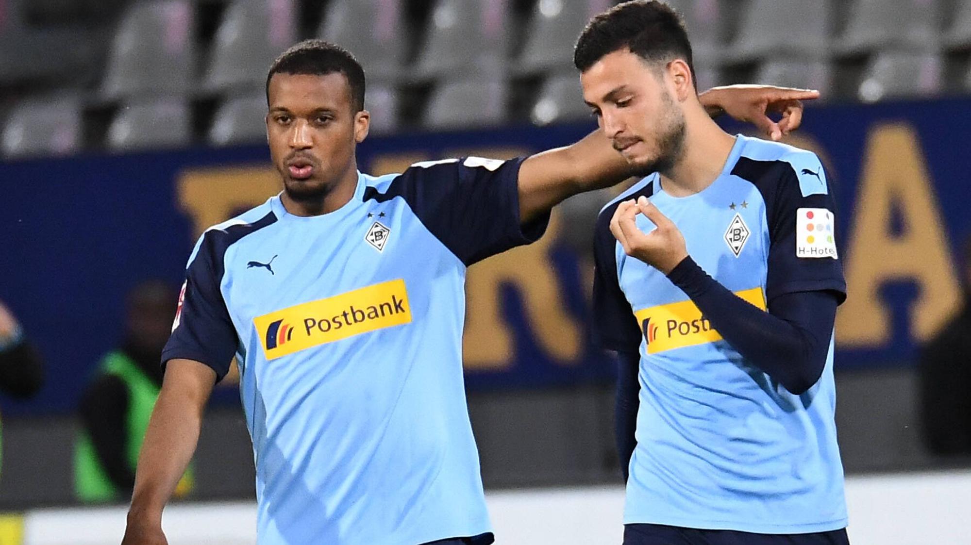 Alassane Plea (l.) und Ramy Bensebain beim Auswärtsspiel in Freiburg in der Saison 2019/20 am 05.06.2020