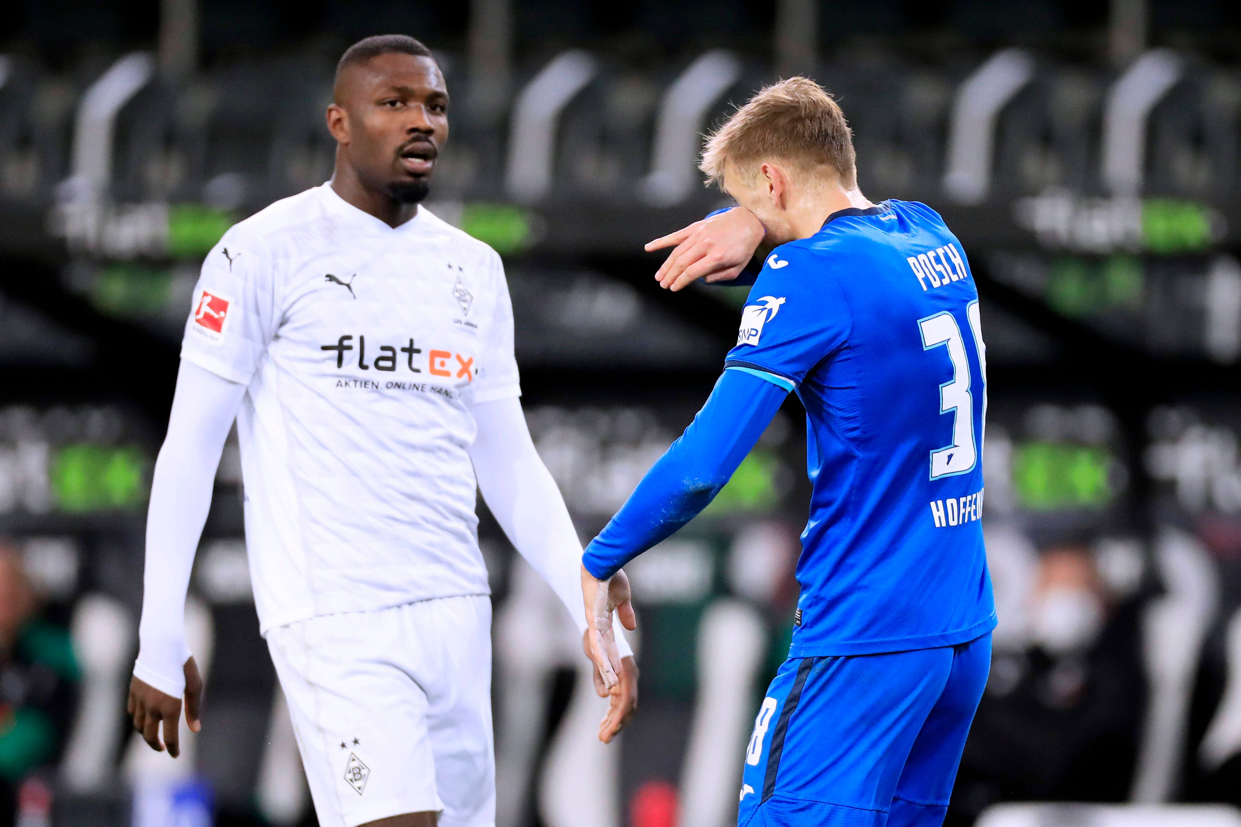 Gladbachs Marcus Thuram hat Hoffenheims Spieler Stefan Posch am Samstag ins Gesicht gespuckt. Posch reibt sich im Anschluss das Gesicht.