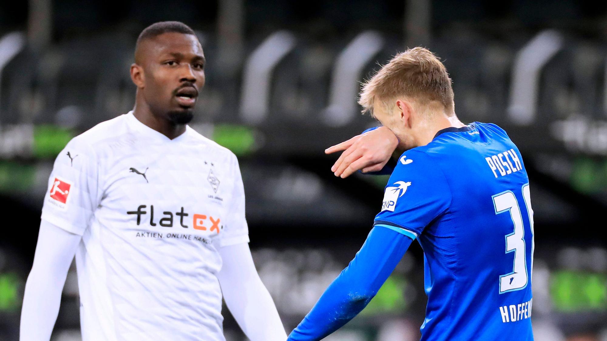 Gladbachs Marcus Thuram hat Hoffenheims Spieler Stefan Posch am Samstag ins Gesicht gespuckt. Posch reibt sich im Anschluss das Gesicht.