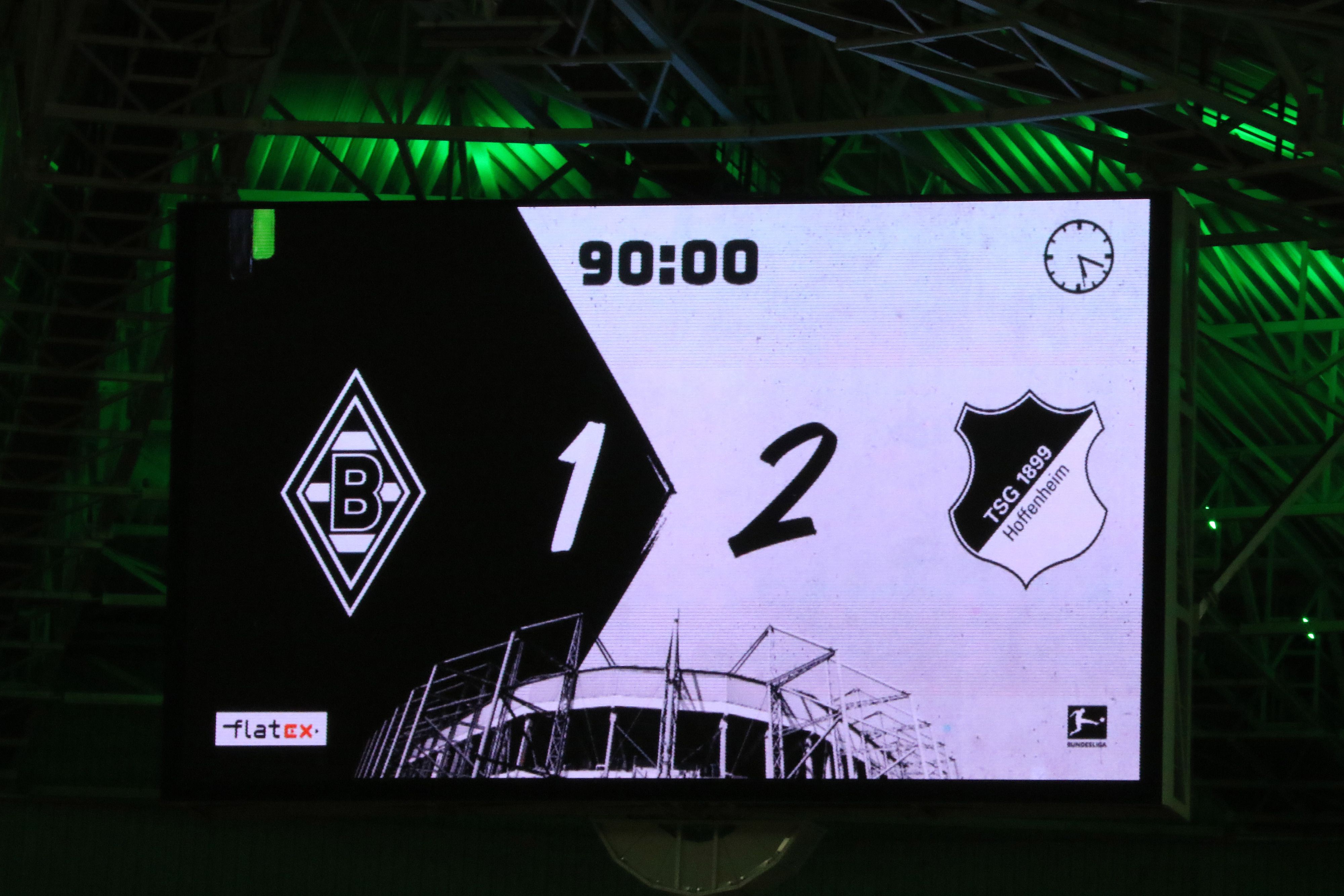 Die Anzeigetafel im Borussia-Park zeigt das Endergebnis gegen die TSG Hoffenheim. Borussia unterliegt 1:2.