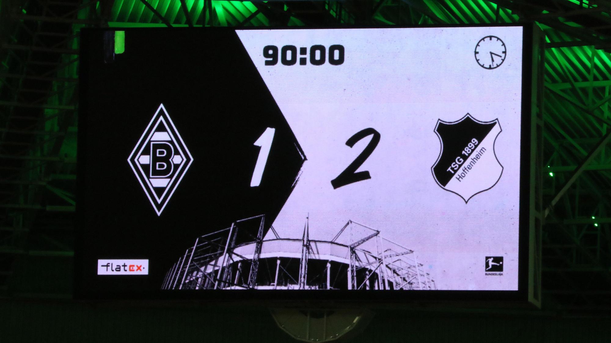 Die Anzeigetafel im Borussia-Park zeigt das Endergebnis gegen die TSG Hoffenheim. Borussia unterliegt 1:2.