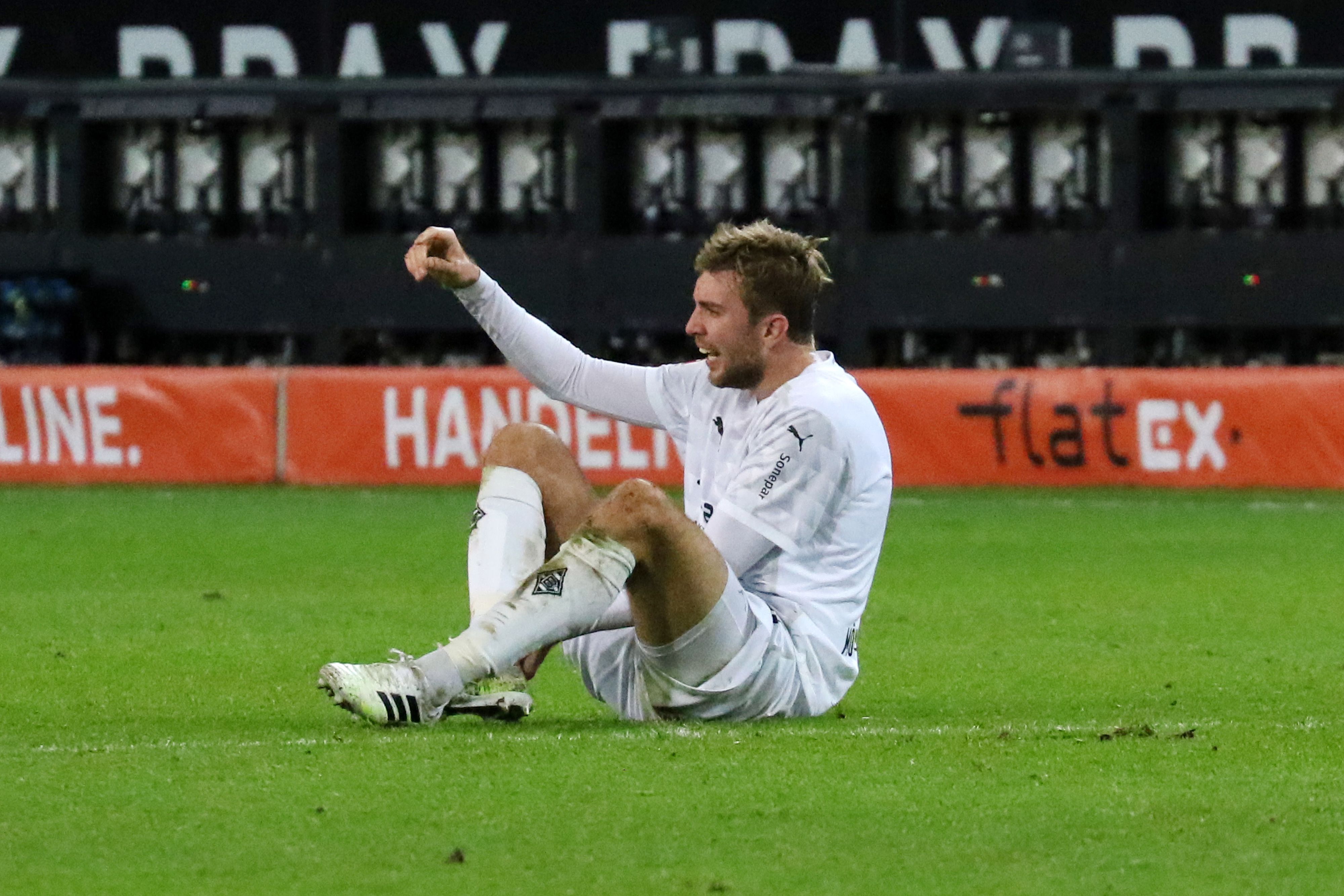 Borussias Mittelfeldspieler Christoph Kramer, in dieser Szene mit Schmerzen auf dem Rasen sitzend, äußerte sich nach Gladbachs 1:2-Heimniederlage gegen 1899.
