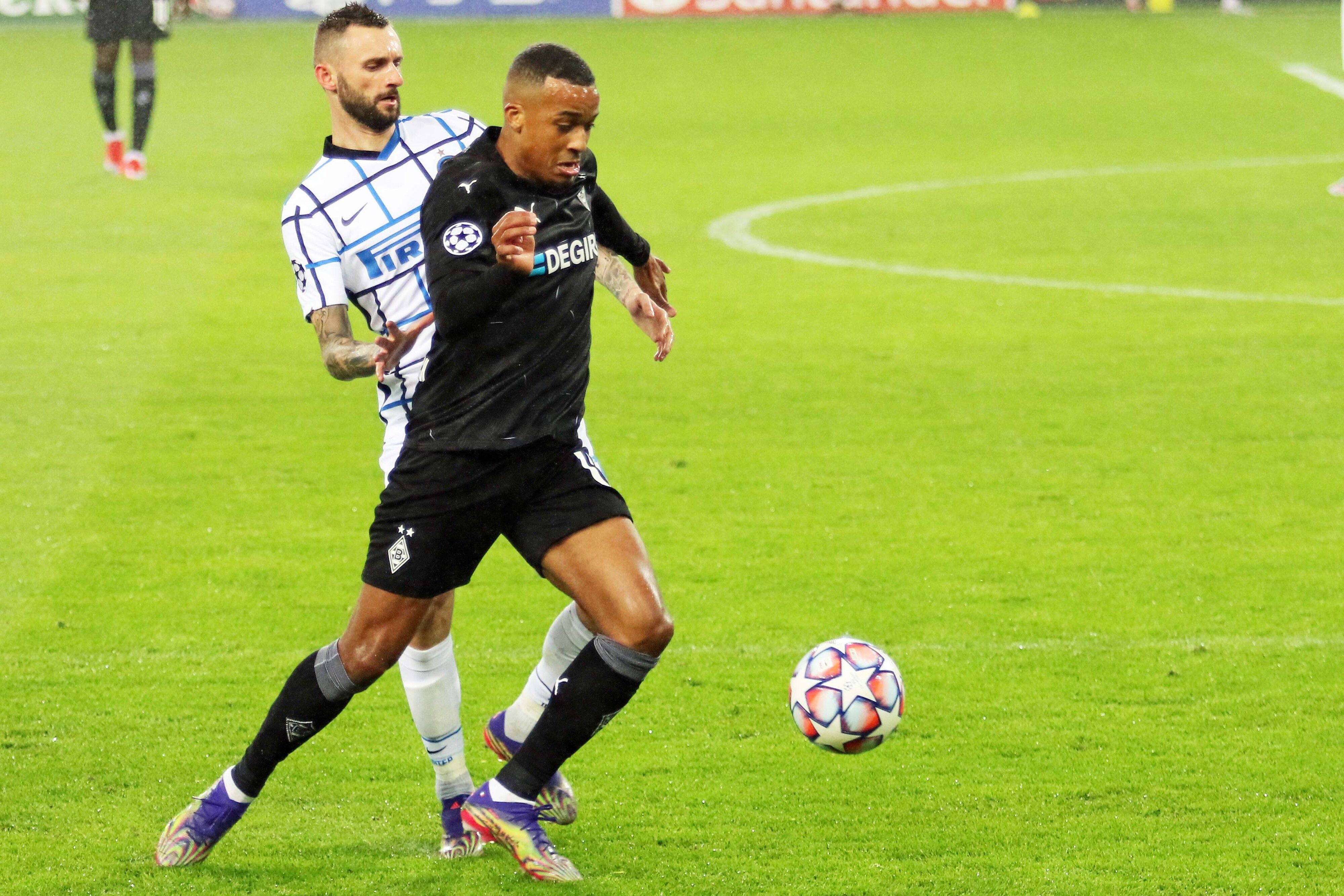Alassane Plea (im dunklen Trikot), Stürmer in Diensten der Gladbacher Borussia, hat jüngst gegen Inter Mailand einen Doppelpack erzielen können und zählt momentan zu den besten Scorern in der Königsklasse.