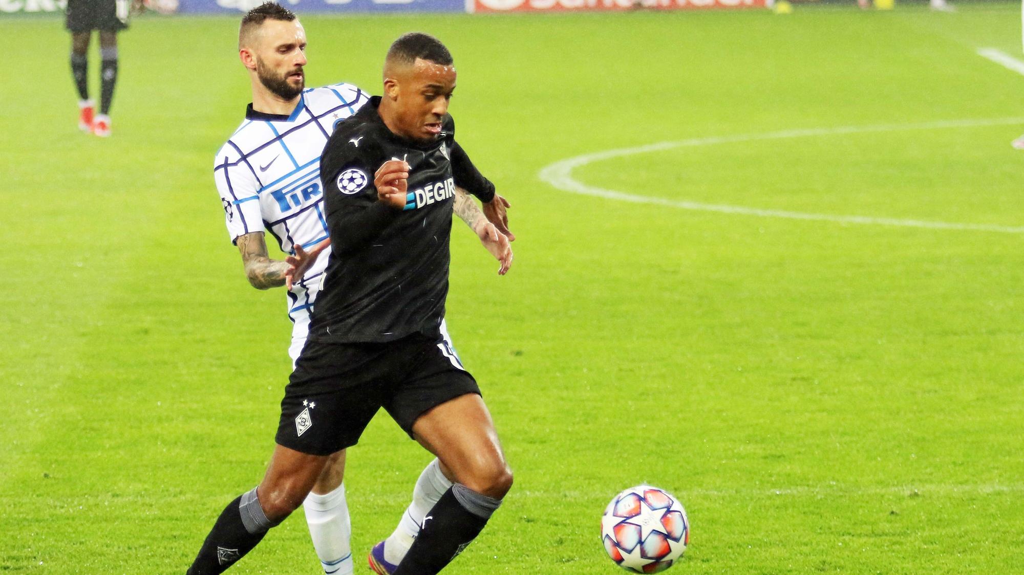 Alassane Plea (im dunklen Trikot), Stürmer in Diensten der Gladbacher Borussia, hat jüngst gegen Inter Mailand einen Doppelpack erzielen können und zählt momentan zu den besten Scorern in der Königsklasse.