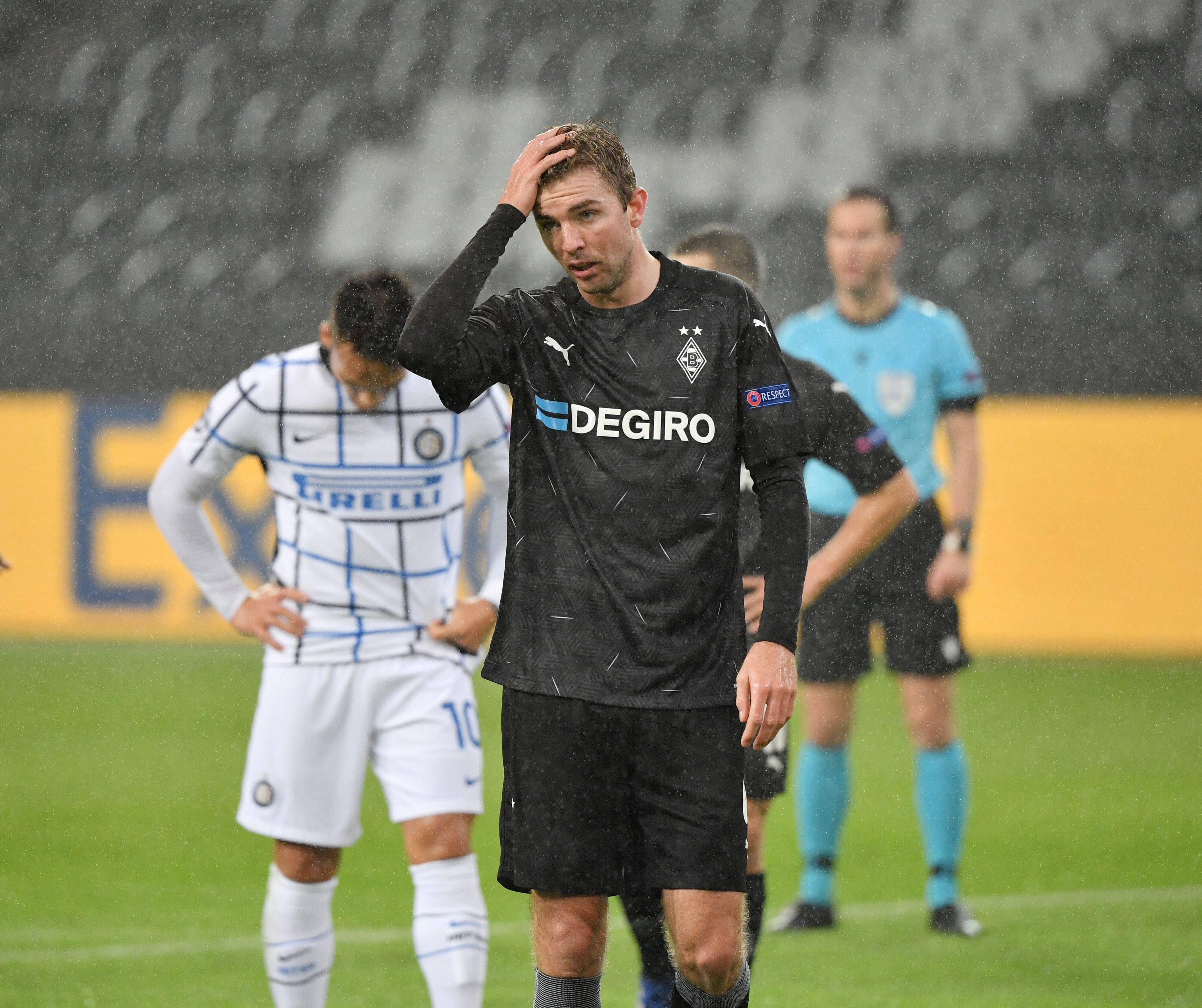 Christoph Kramer, Mittelfeldspieler der Gladbacher Borussia, fasst sich im Champions-League-Spiel gegen Inter Mailand an den Kopf.