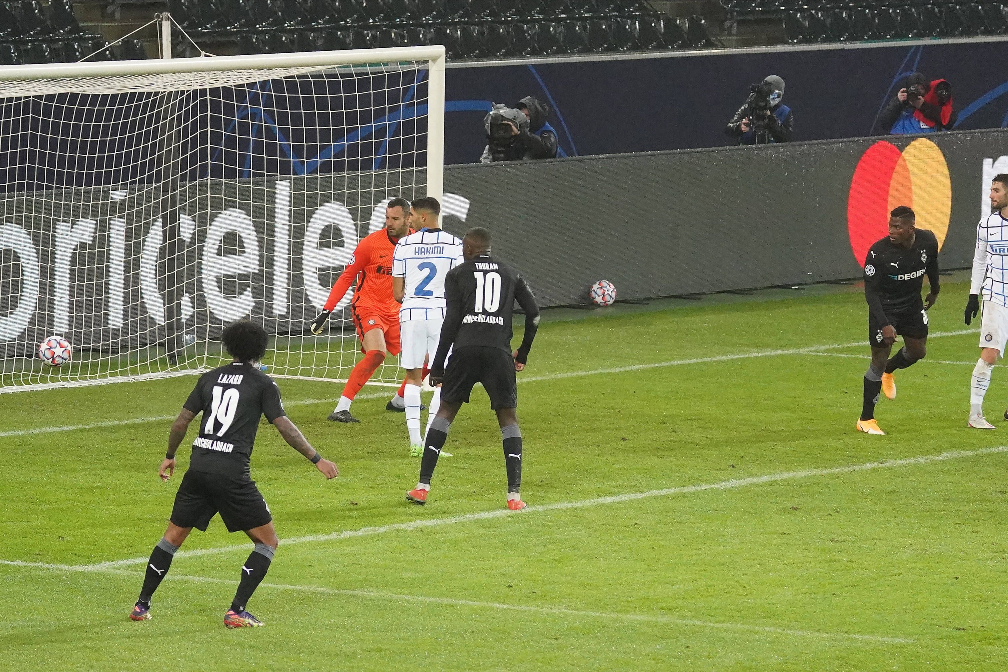 Borussias Alassane Pléa schiesst im Champions-League-Match zwischen Gladbach und Inter Mailand aufs Tor und erzielt das vermeidliche 3:3 - der Treffer zählt aber nicht.