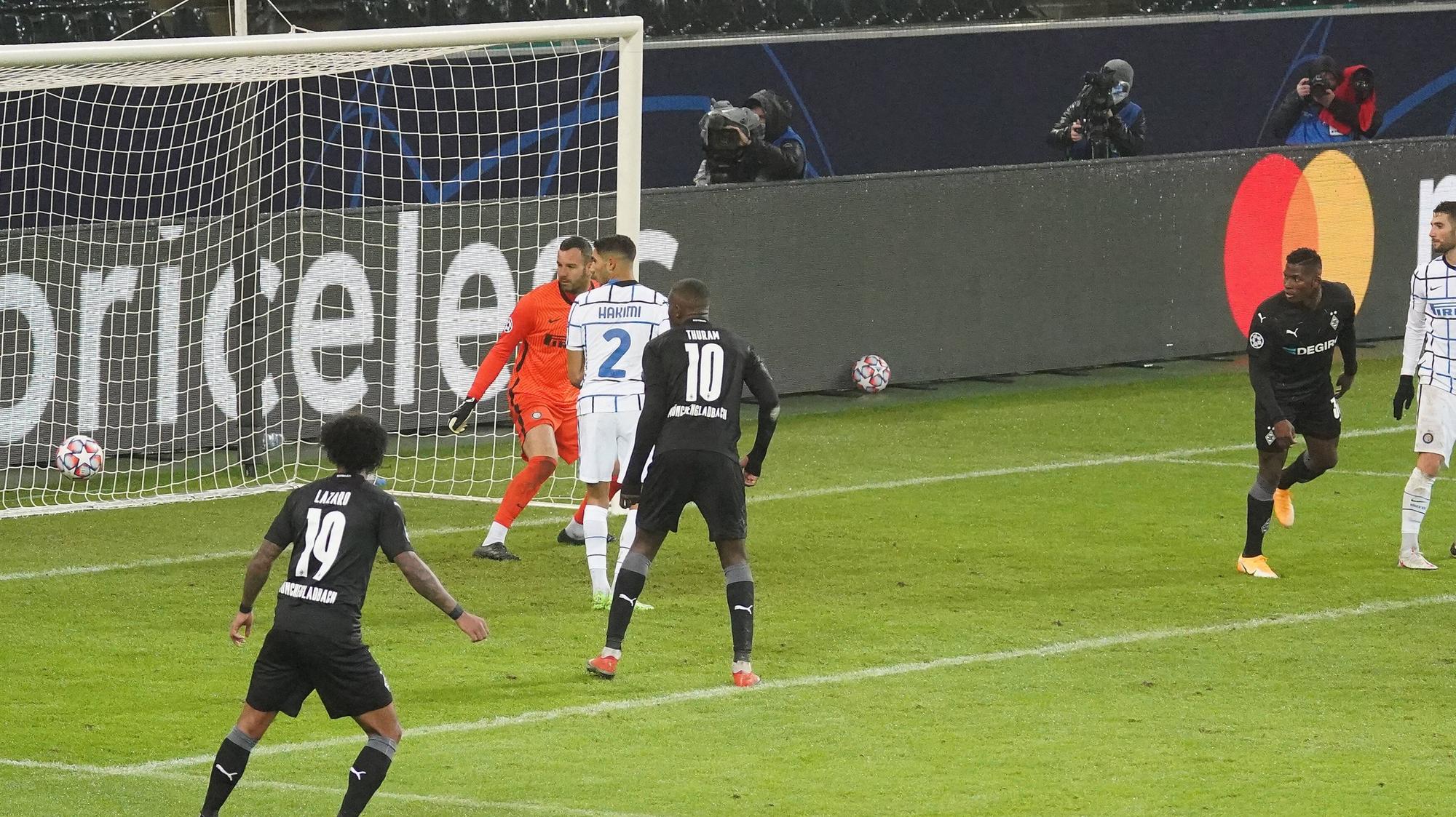 Borussias Alassane Pléa schiesst im Champions-League-Match zwischen Gladbach und Inter Mailand aufs Tor und erzielt das vermeidliche 3:3 - der Treffer zählt aber nicht.