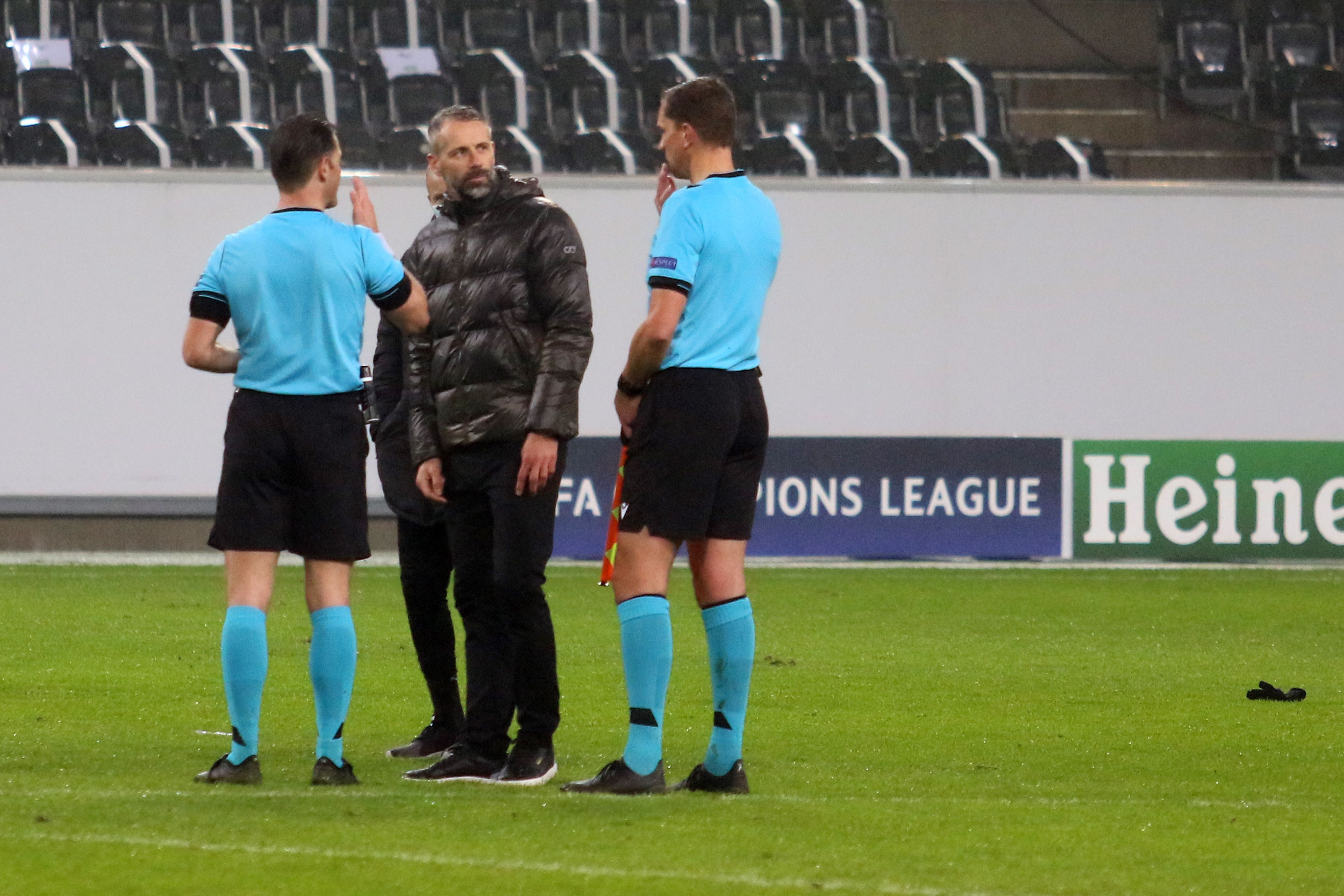 Marco Rose (M.), Trainer der Gladbacher Borussia, nach der 2:3-Niederlage am Dienstagabend in der Champions League gegen Inter Mailand, im Austausch mit den niederländischen Unparteiischen.