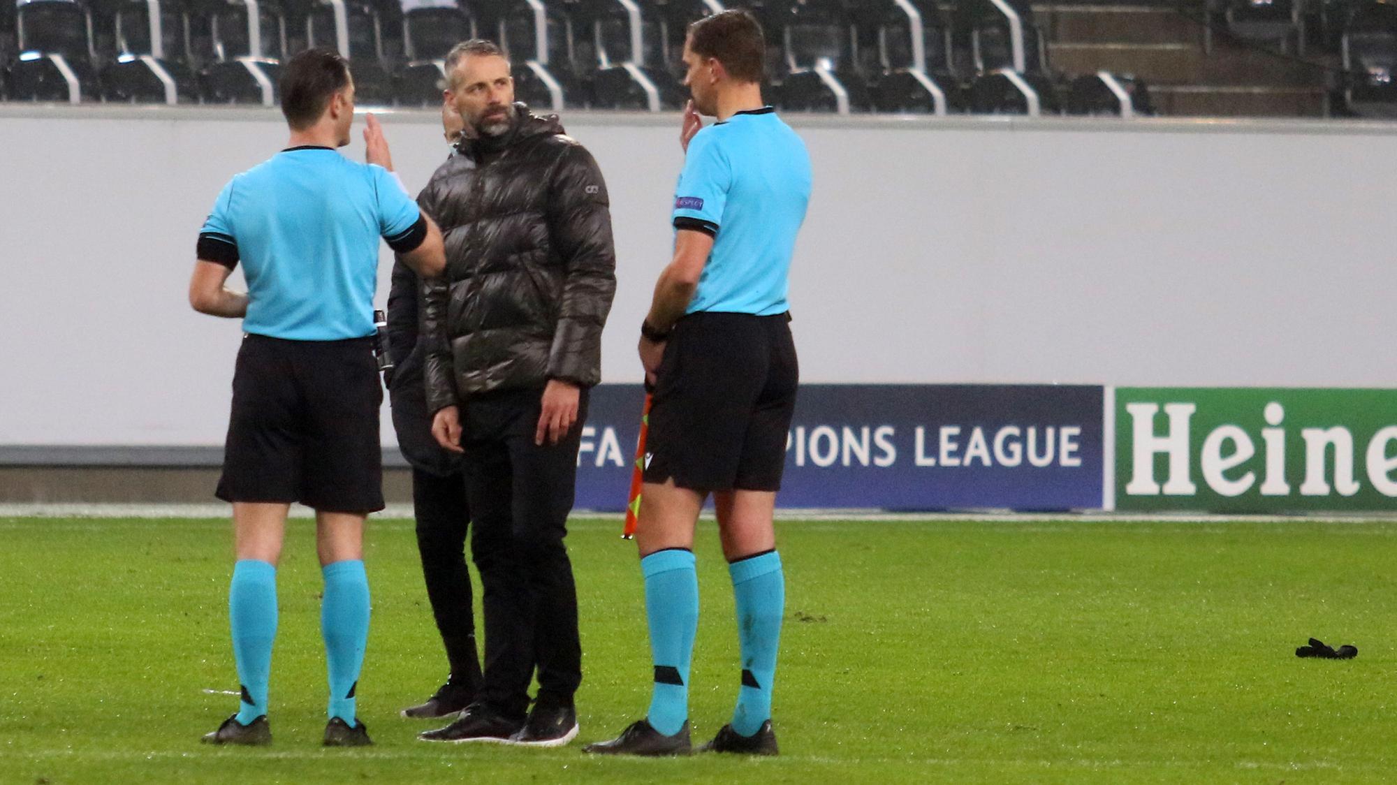 Marco Rose (M.), Trainer der Gladbacher Borussia, nach der 2:3-Niederlage am Dienstagabend in der Champions League gegen Inter Mailand, im Austausch mit den niederländischen Unparteiischen.