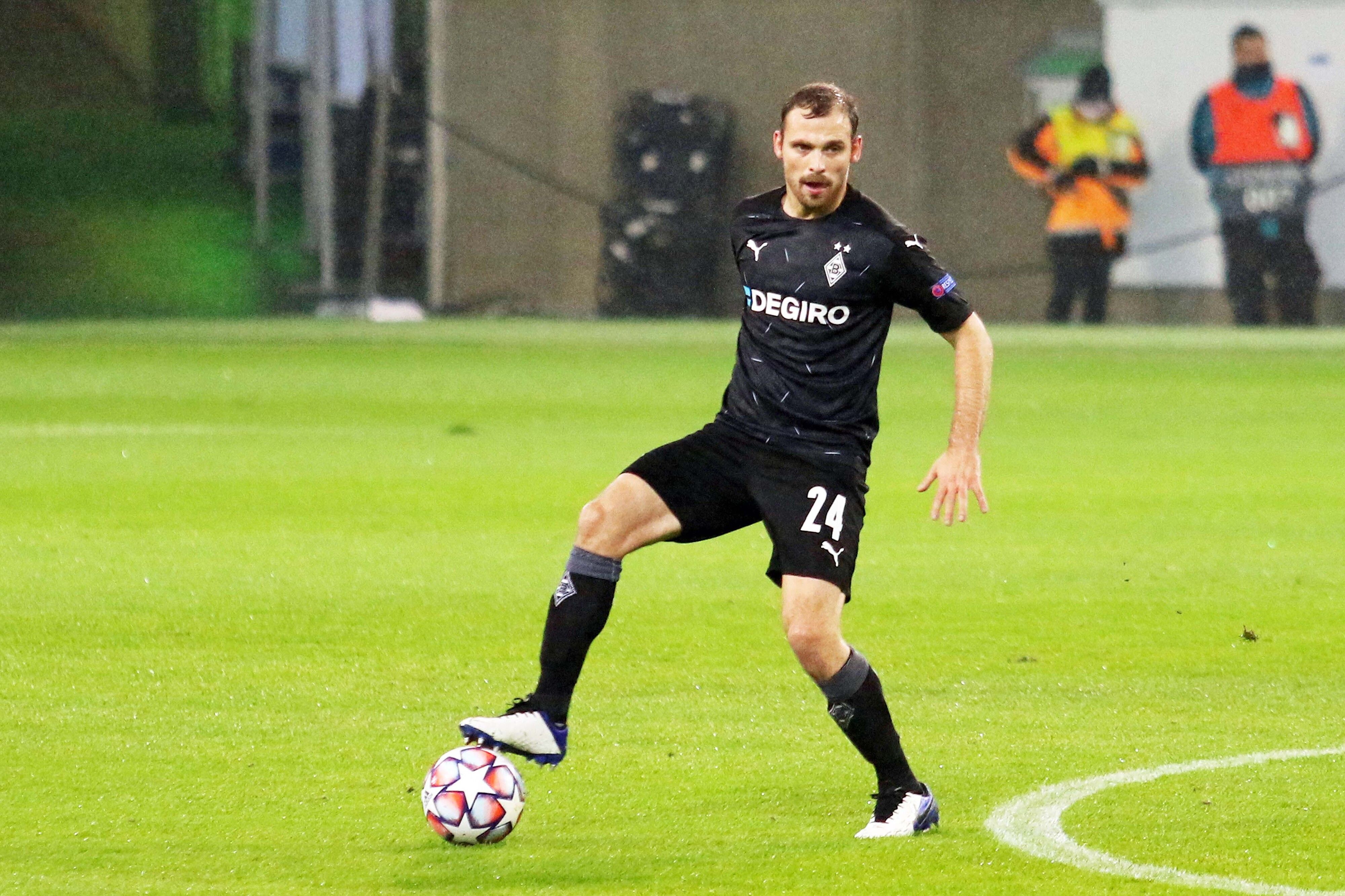 Gladbach-Verteidiger Tony Jantschke kontrolliert im Champions-League-Spiel gegen Inter Mailand den Ball.