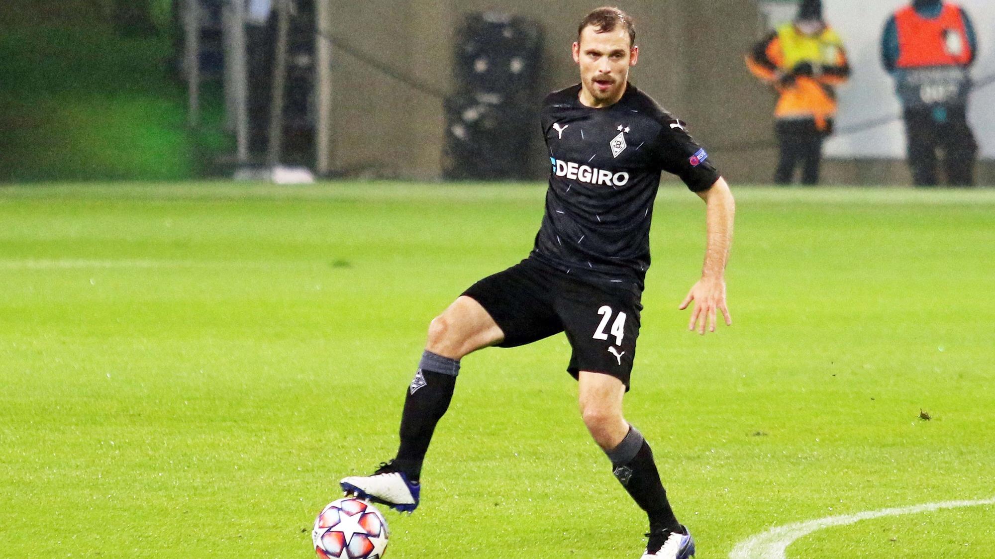 Gladbach-Verteidiger Tony Jantschke kontrolliert im Champions-League-Spiel gegen Inter Mailand den Ball.
