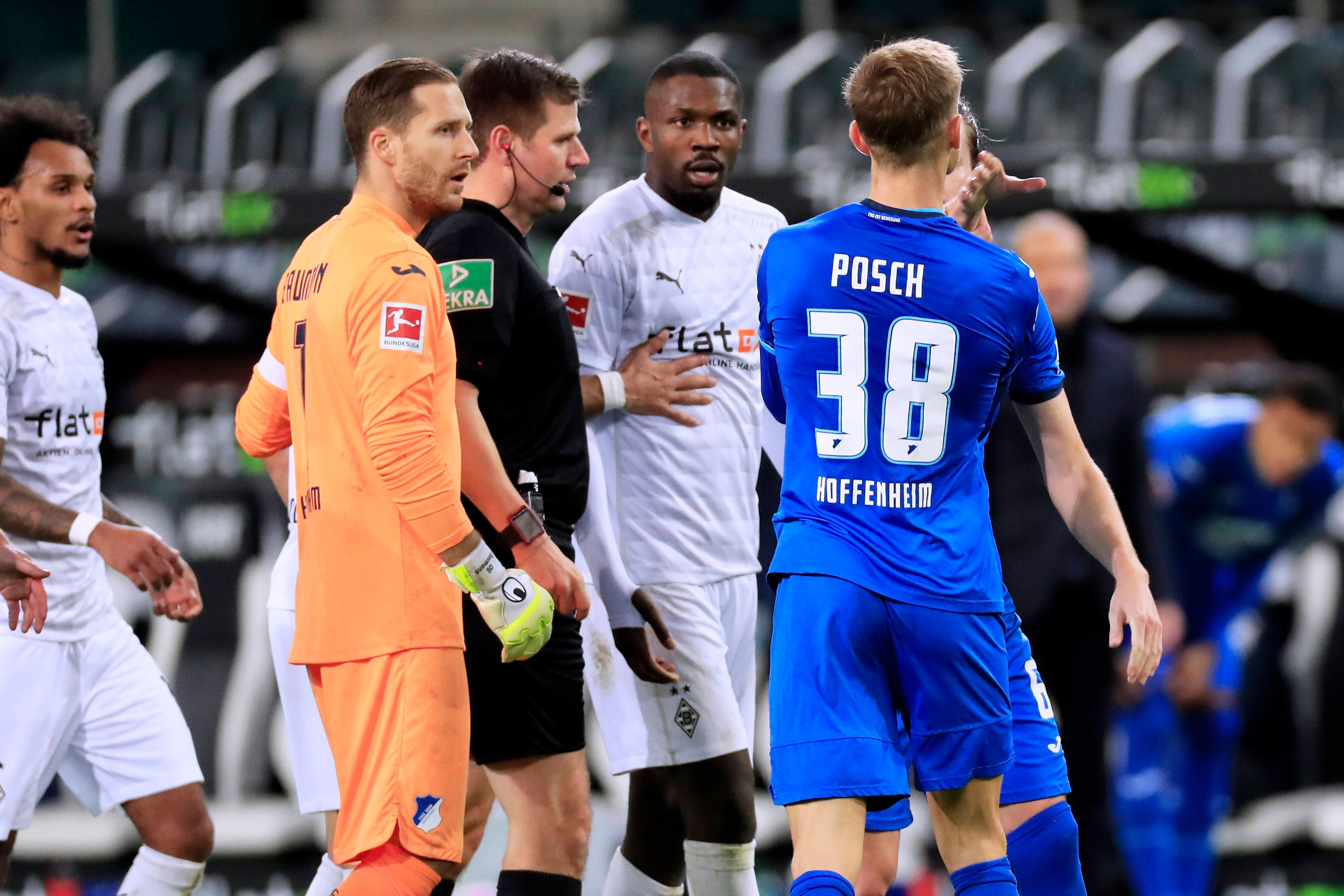 Gladbachs Stürmer Marcus Thuram (Mitte) hat mit einer Spuck-Attacke gegen Hoffenheims Stefan Posch für einen Bundesliga-Skandal gesorgt.