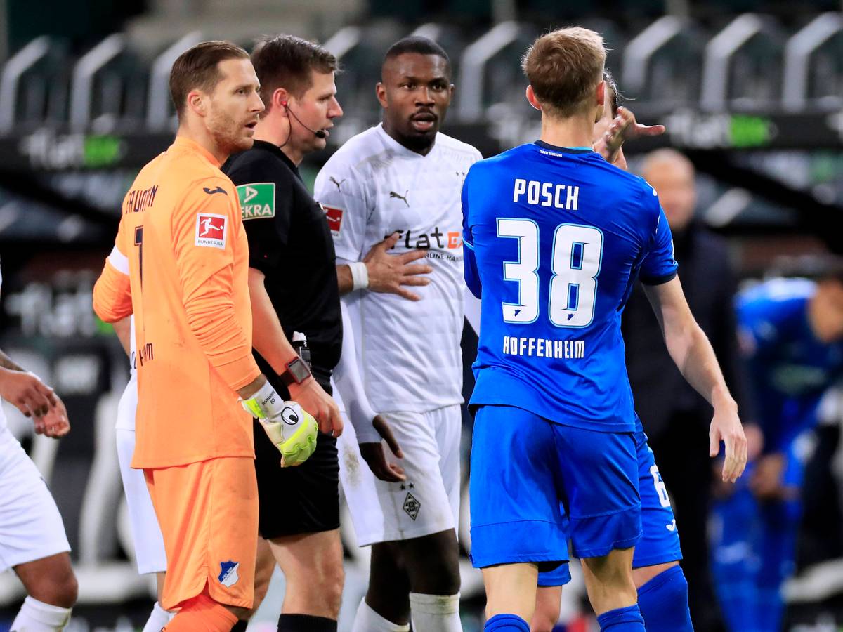 Gladbachs Stürmer Marcus Thuram (Mitte) hat mit einer Spuck-Attacke gegen Hoffenheims Stefan Posch für einen Bundesliga-Skandal gesorgt.