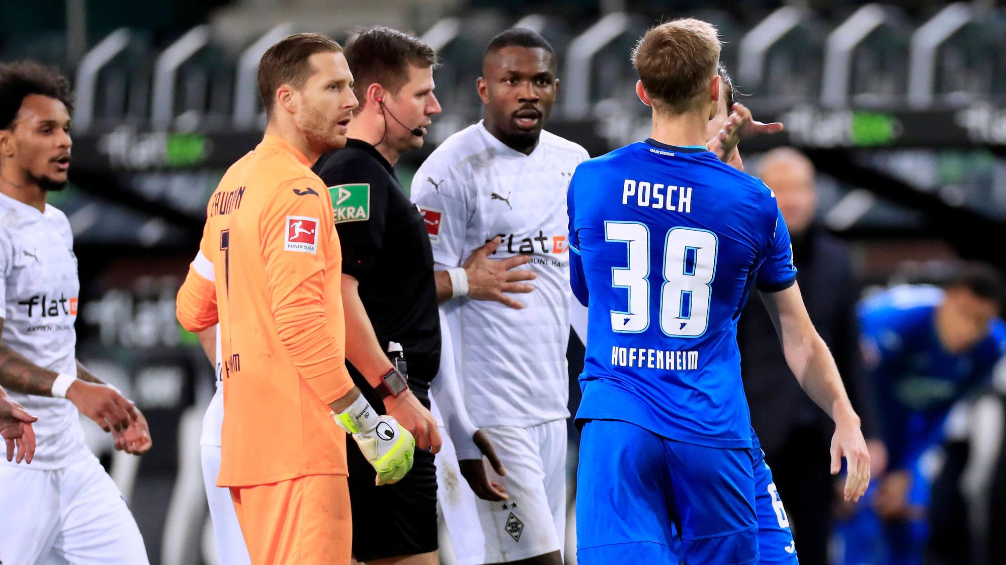 Gladbachs Stürmer Marcus Thuram (Mitte) hat mit einer Spuck-Attacke gegen Hoffenheims Stefan Posch für einen Bundesliga-Skandal gesorgt.
