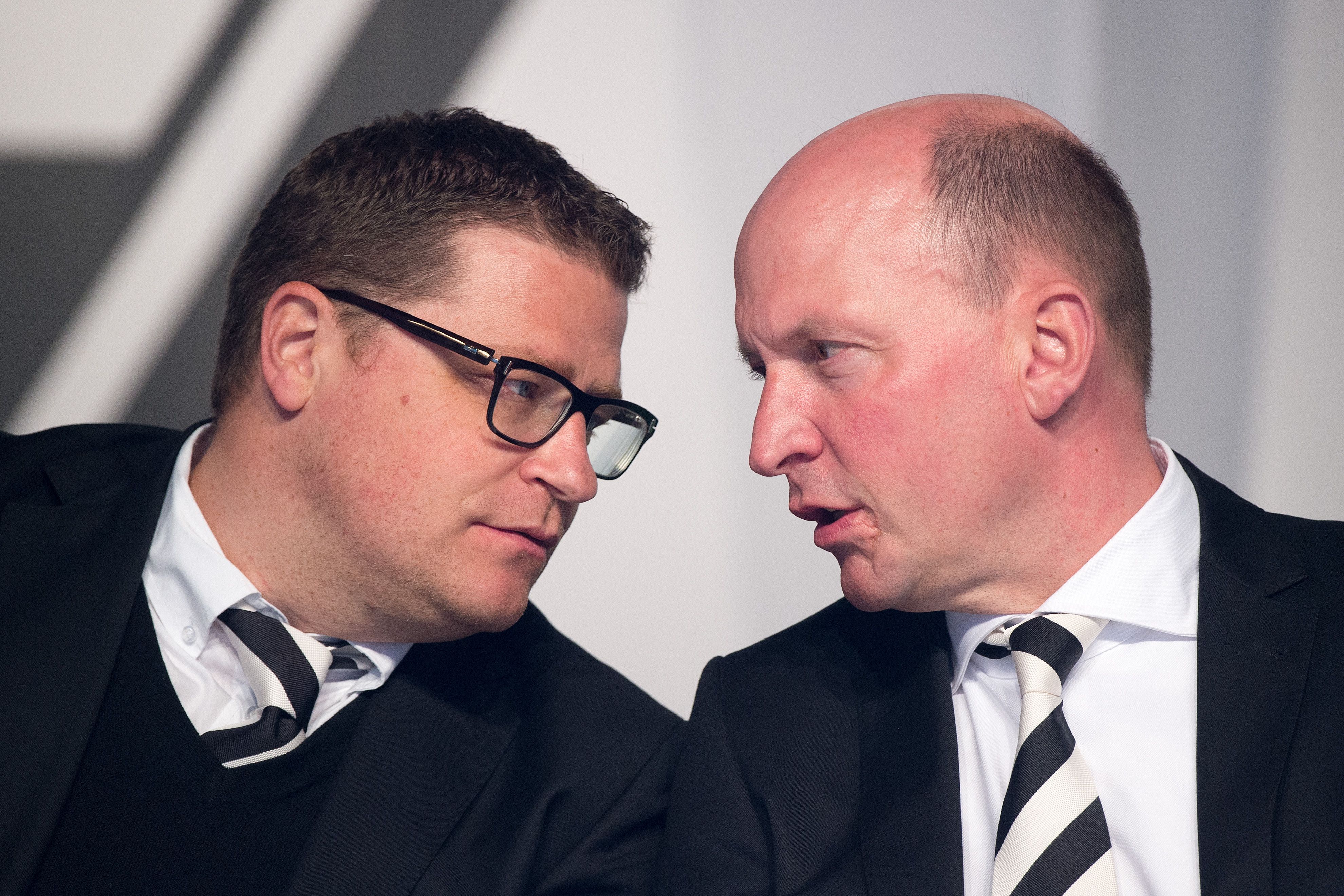 Sportdirektor Max Eberl (l.) und Geschäftsführer Stephan Schippers (r.) unterhalten sich zu Beginn der Jahreshauptversammlung des Fußball-Bundesligisten Borussia Mönchengladbach im April 2015.