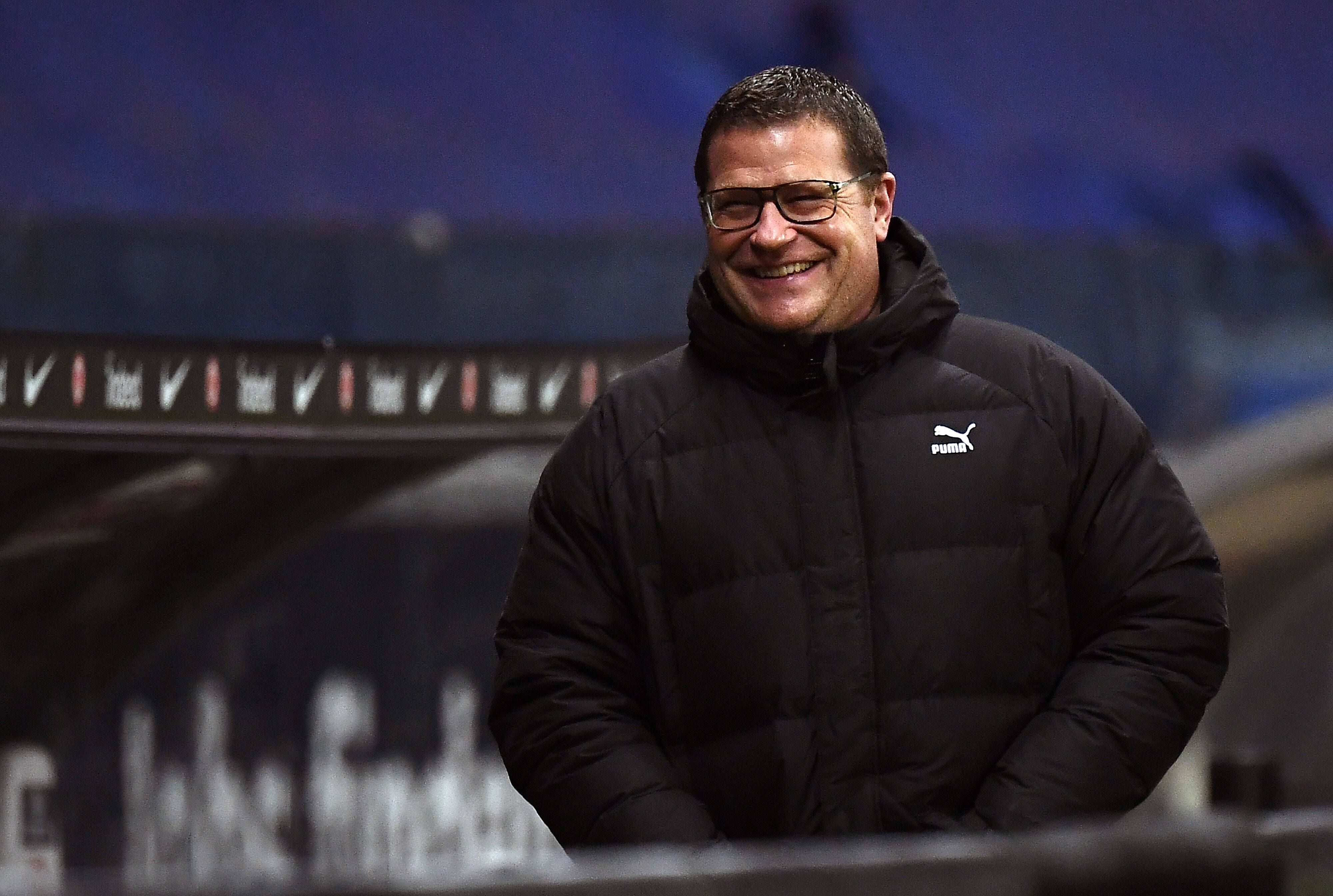 Max Eberl, Manager der Gladbacher Borussia, hier beim Bundesliga-Spiel in Frankfurt am 15. Dezember 2020, lächelt in die Kamera eines Fotografen.