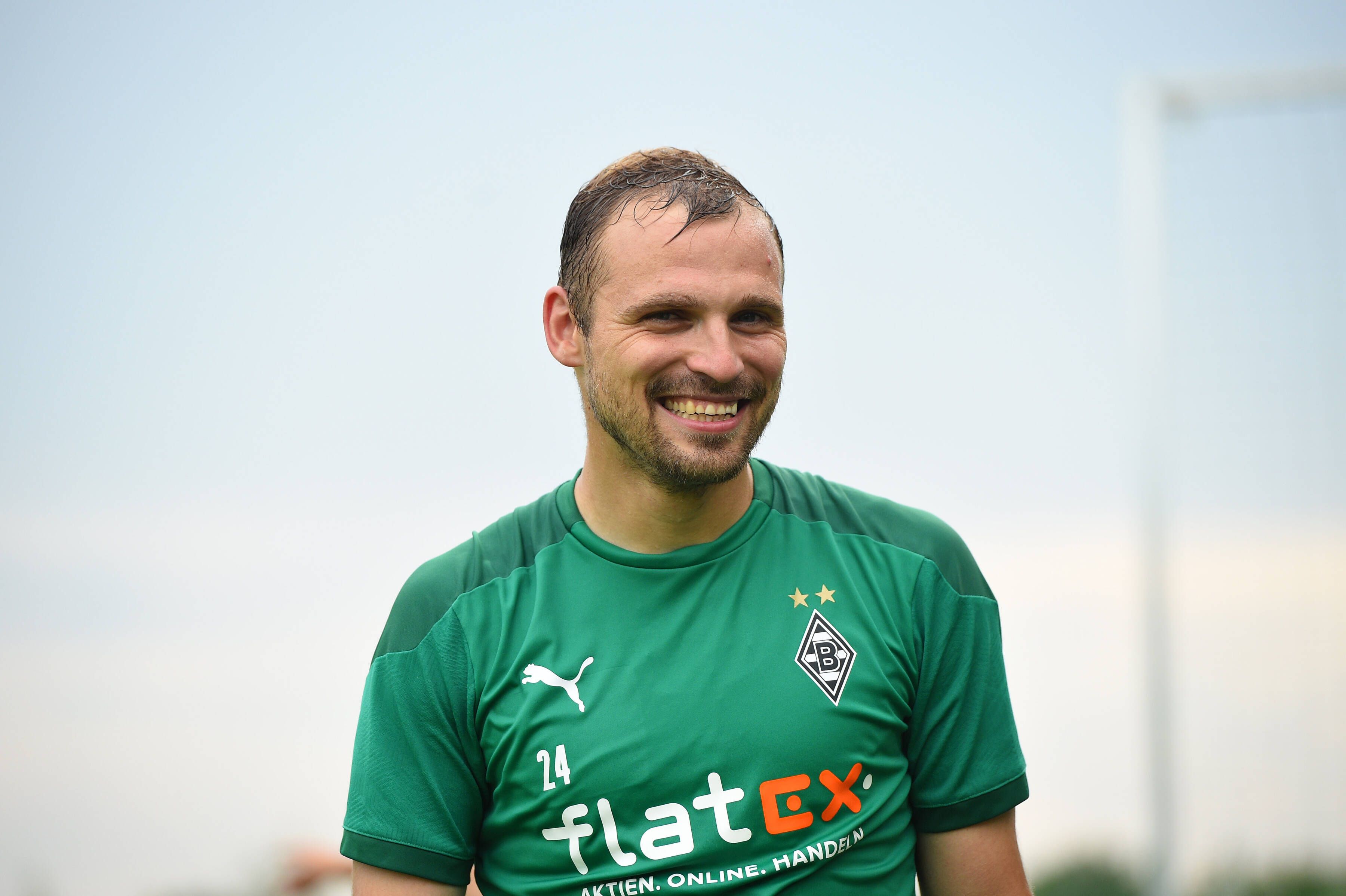 Borussias „Fußballgott“ Tony Jantschke lacht im Sommer-Trainingslager der Fohlen in Harsewinkel in die Kamera.
