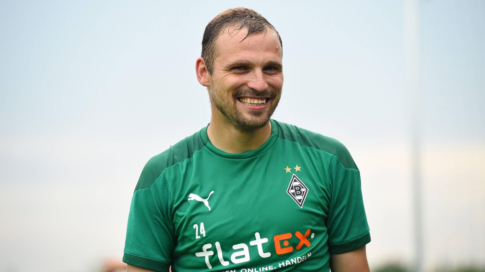 Borussias „Fußballgott“ Tony Jantschke lacht im Sommer-Trainingslager der Fohlen in Harsewinkel in die Kamera.