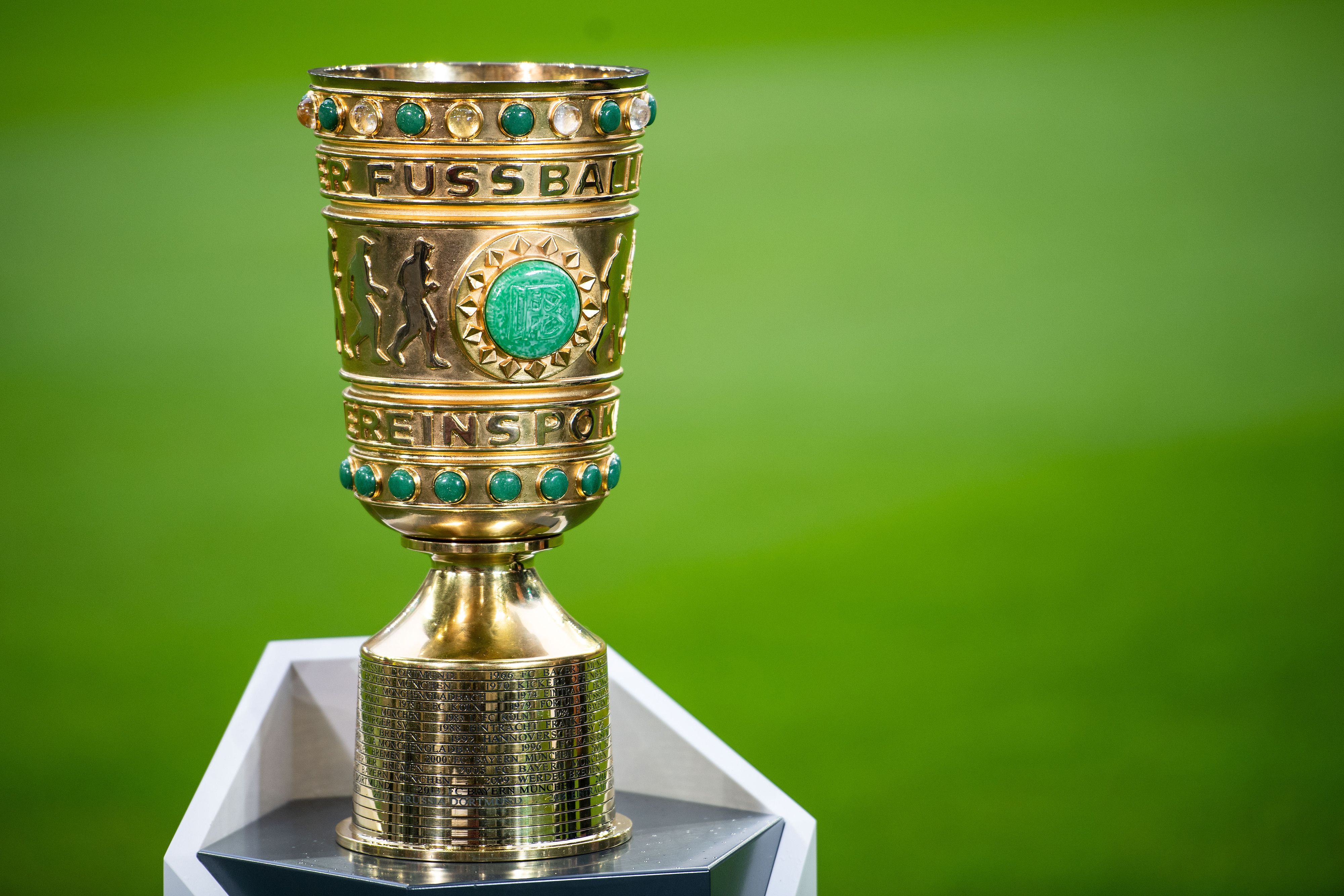 Der DFB-Pokal, hier zu sehen vor dem Duell des KFC Uerdingen gegen Borussia Dortmund am 9. August 2019.