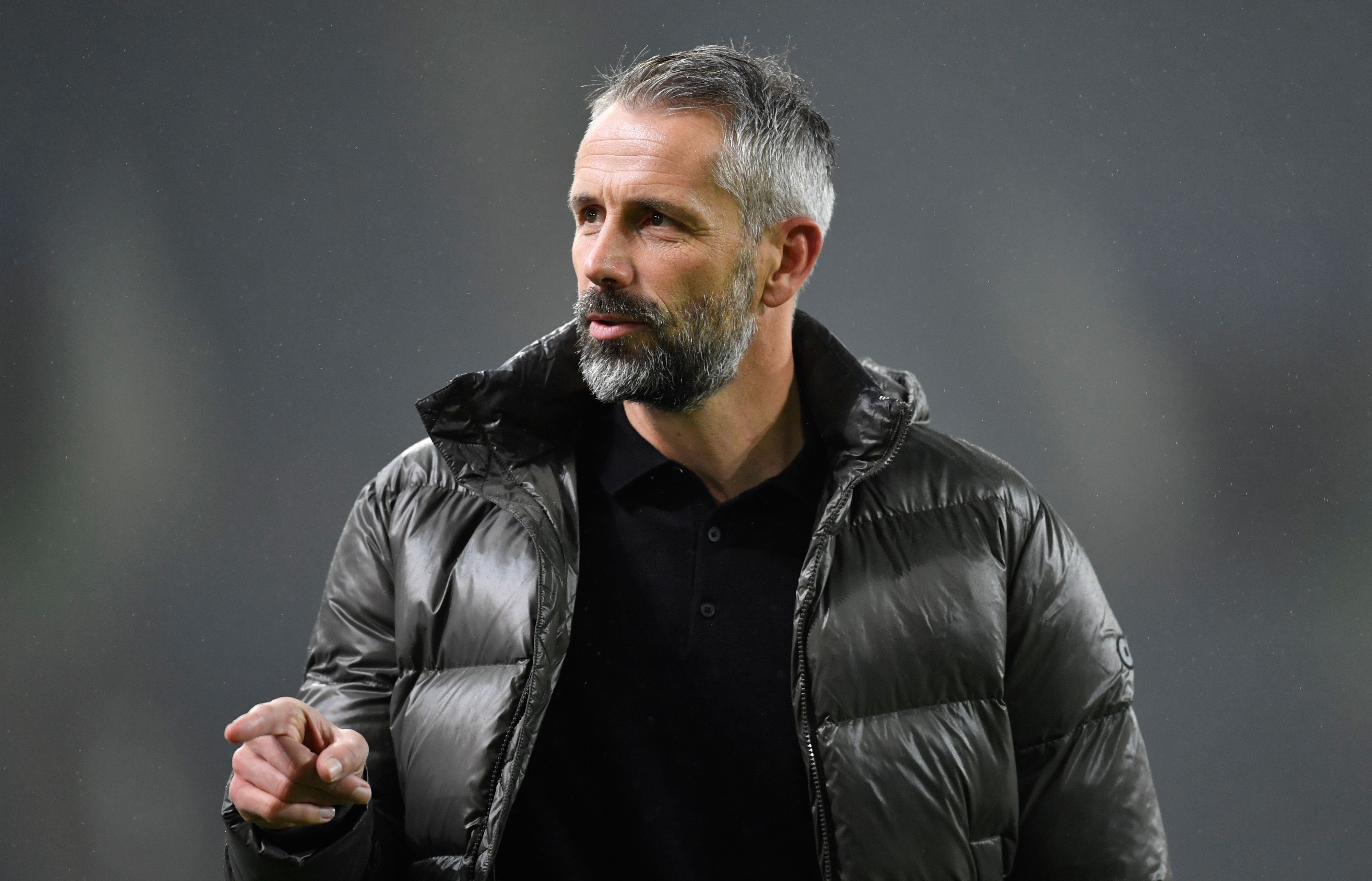Gladbach-Trainer Marco Rose, hier Anfang Dezember 2020 an der Seitenlinie im Borussia-Park vor dem Champions-League-Spiel gegen Inter Mailand, schreitet zu einem Interview.