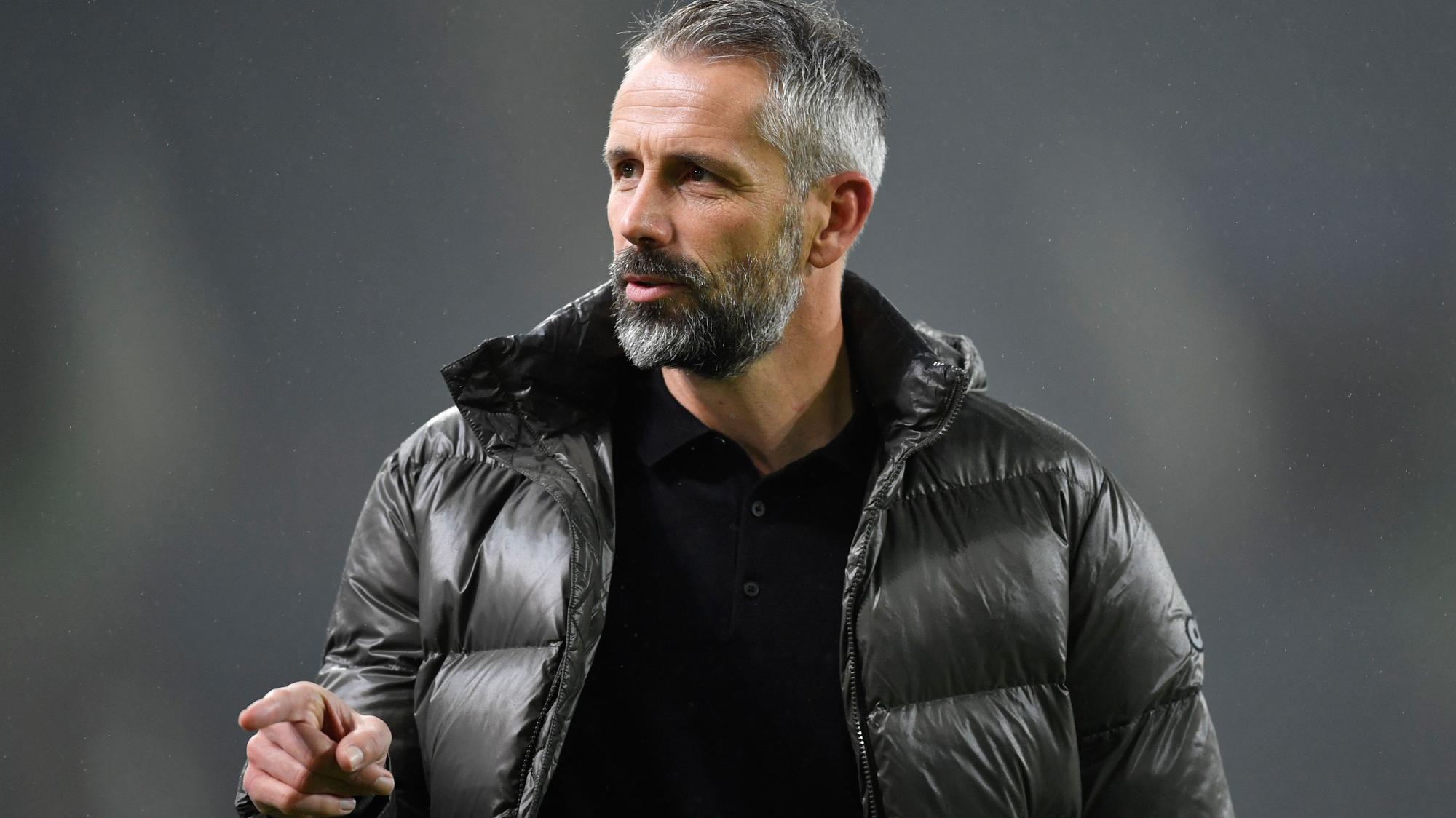 Gladbach-Trainer Marco Rose, hier Anfang Dezember 2020 an der Seitenlinie im Borussia-Park vor dem Champions-League-Spiel gegen Inter Mailand, schreitet zu einem Interview.