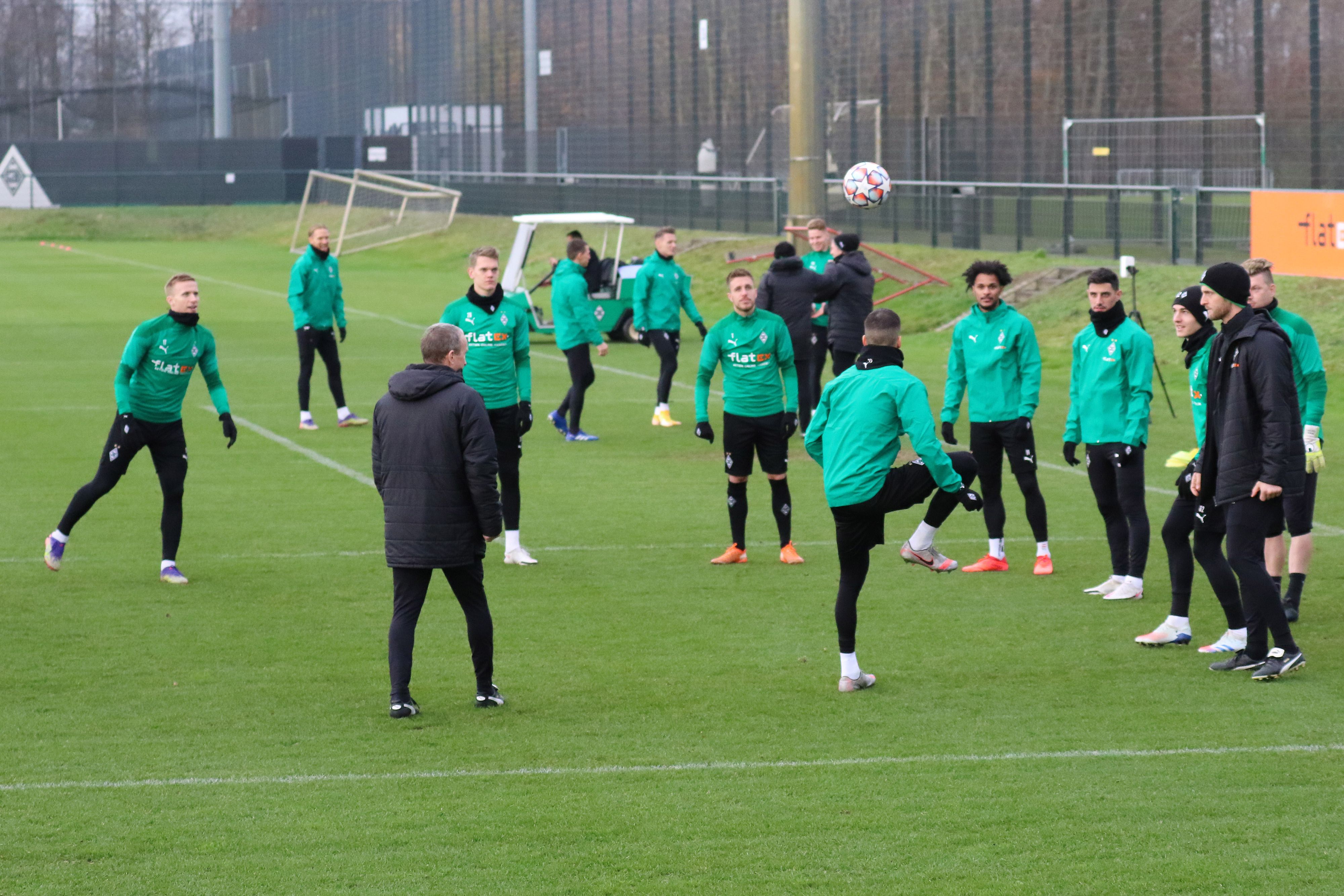 Das Team von Borussia Mönchengladbach beim Abschlusstraining vor dem Champions-League-Spiel bei Real Madrid am 7. Dezember 2020 im Borussia-Park.