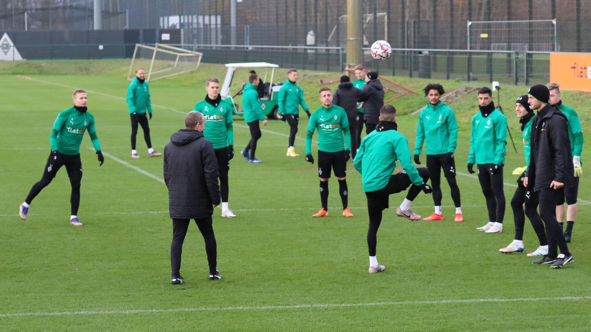 Das Team von Borussia Mönchengladbach beim Abschlusstraining vor dem Champions-League-Spiel bei Real Madrid am 7. Dezember 2020 im Borussia-Park.