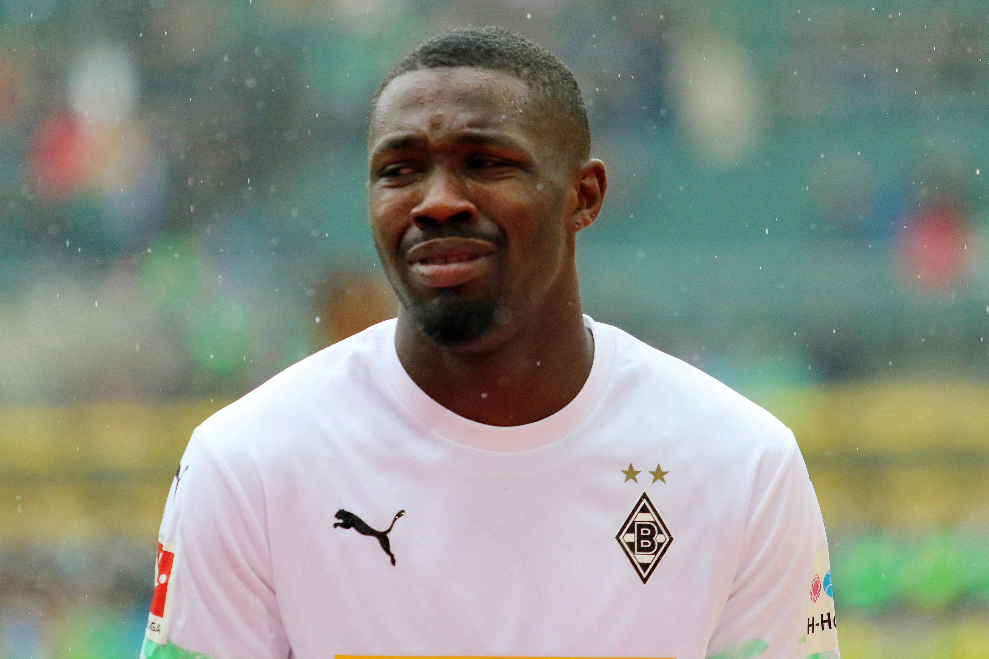 Marcus Thuram von Borussia Mönchengladbach schaut unglücklich in die Kamera.