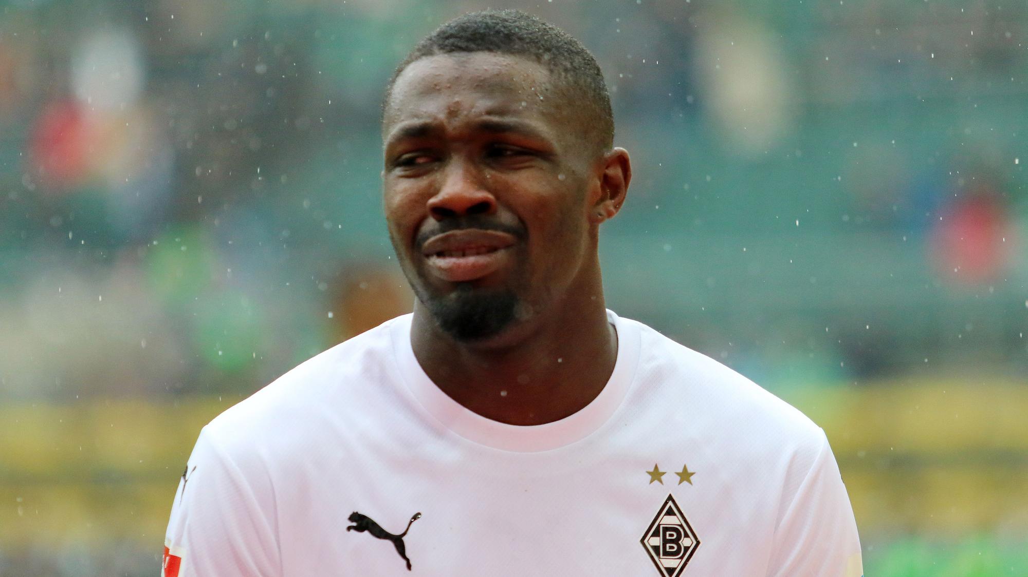 Marcus Thuram von Borussia Mönchengladbach schaut unglücklich in die Kamera.