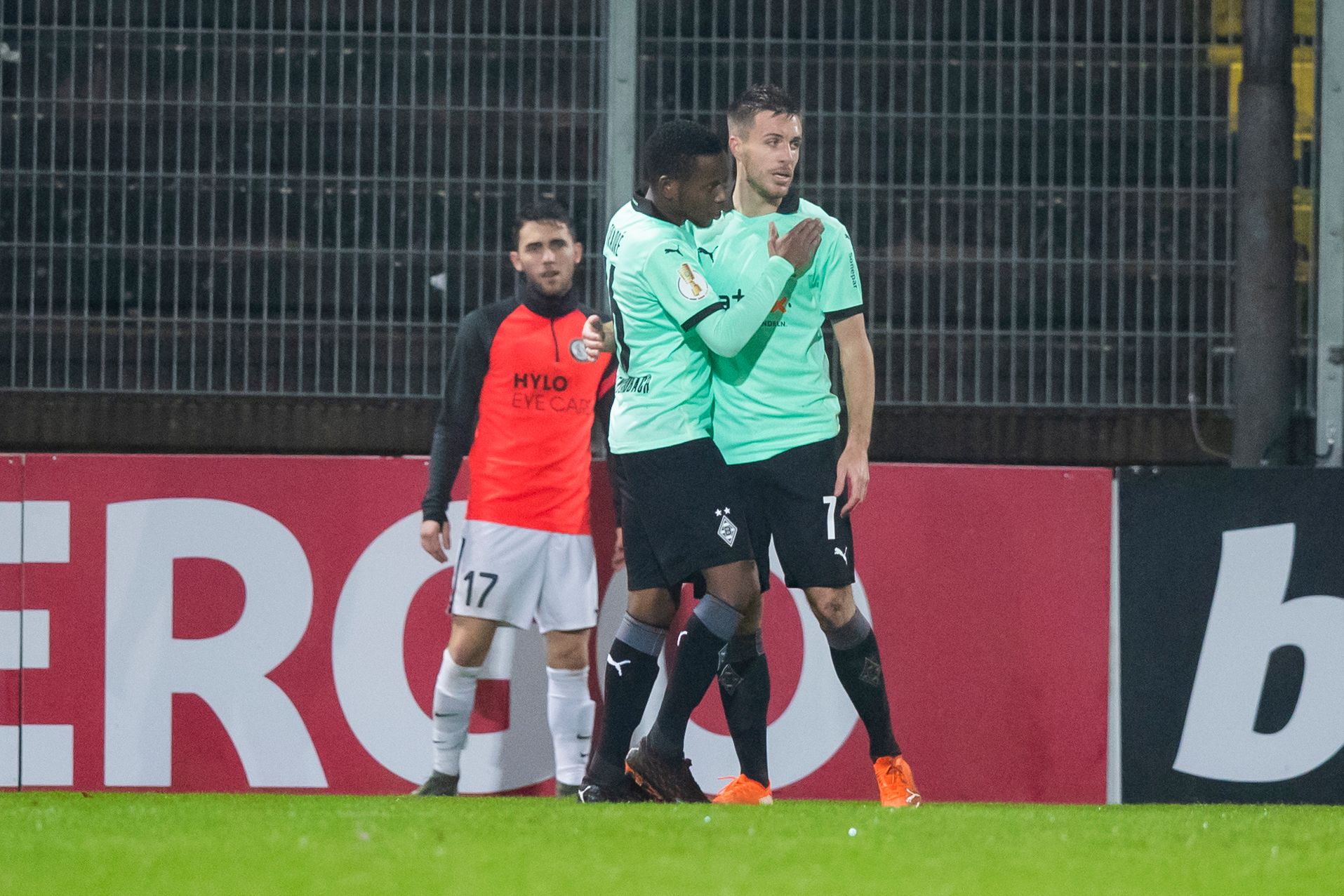 Gladbachs Offensivspieler Patrick Herrmann (r.) jubelt im Elversberger Stadion nach seinem Tor zum 0:4 mit Teamkollege Ibrahima Traore (l.).