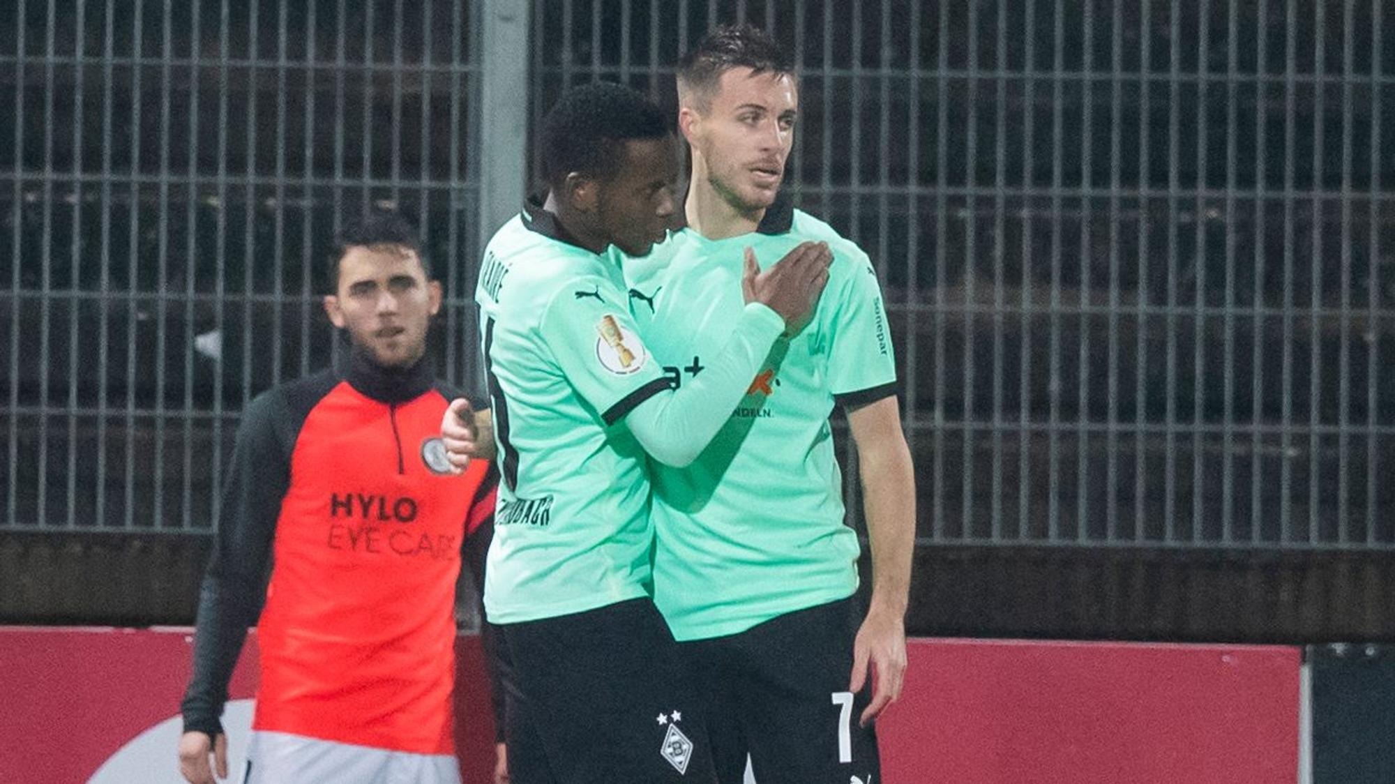 Gladbachs Offensivspieler Patrick Herrmann (r.) jubelt im Elversberger Stadion nach seinem Tor zum 0:4 mit Teamkollege Ibrahima Traore (l.).