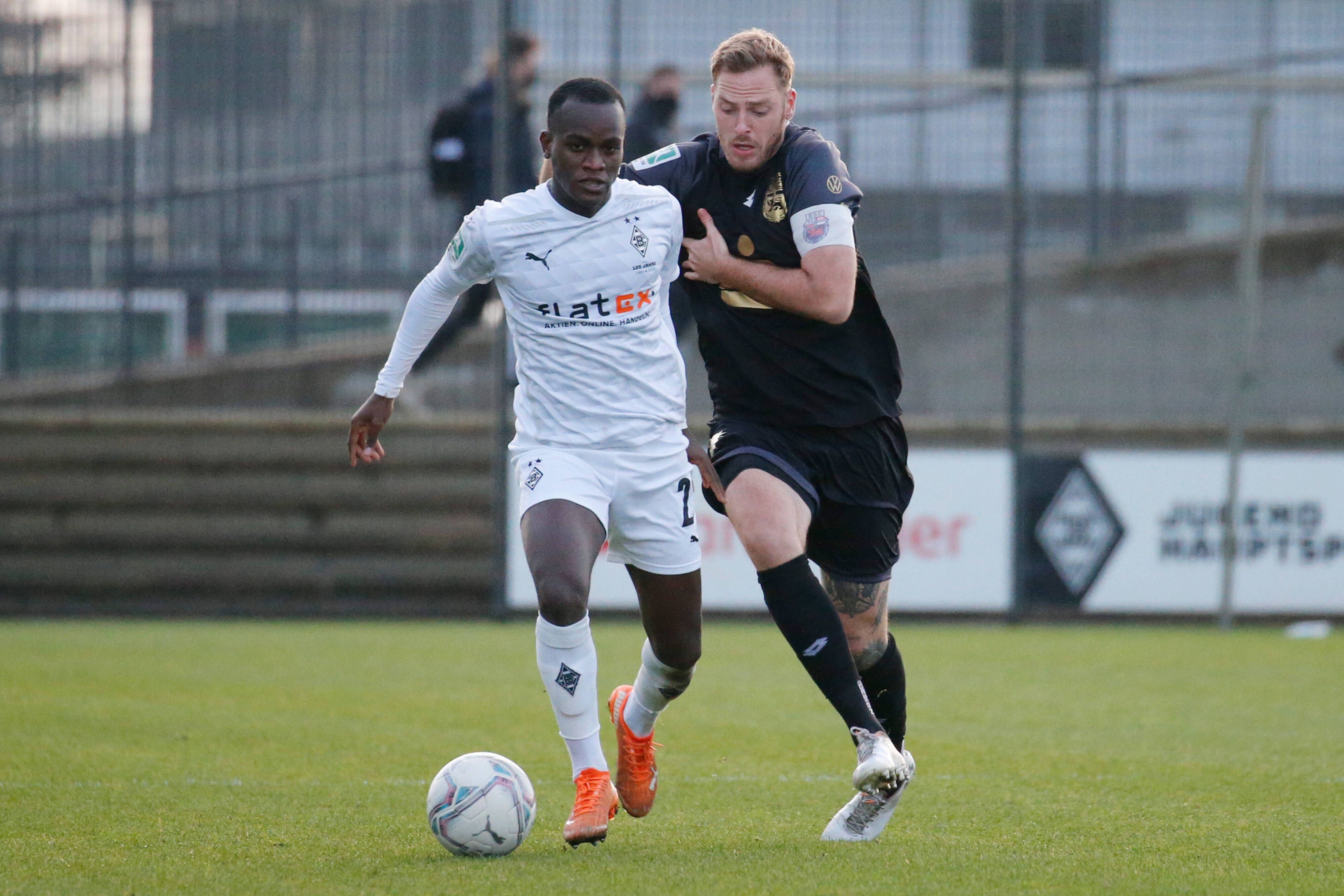 Borussias Famana Quizera (l.), hier beim Regionalliga-Duell der Gladbacher U23 gegen den Bonner SC am 16 Dezember 2020.