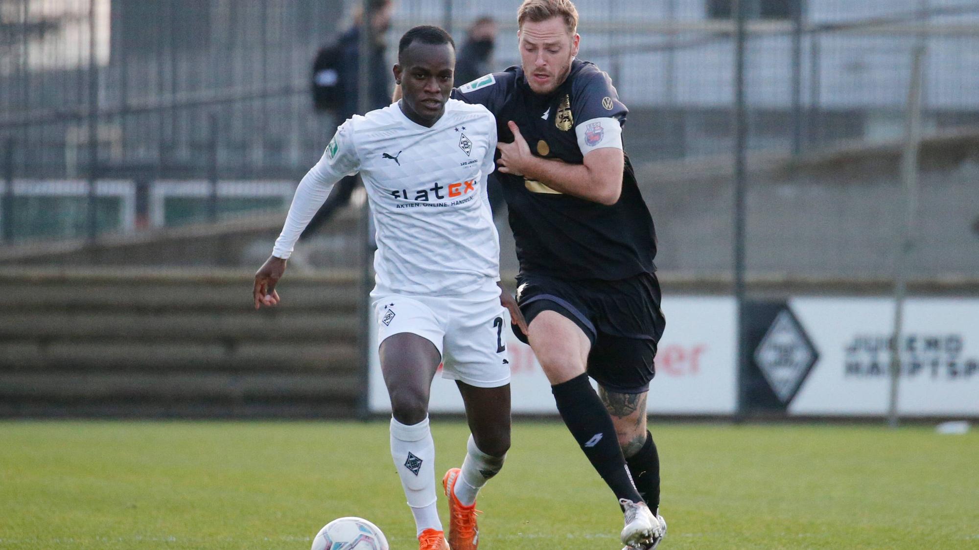 Borussias Famana Quizera (l.), hier beim Regionalliga-Duell der Gladbacher U23 gegen den Bonner SC am 16 Dezember 2020.