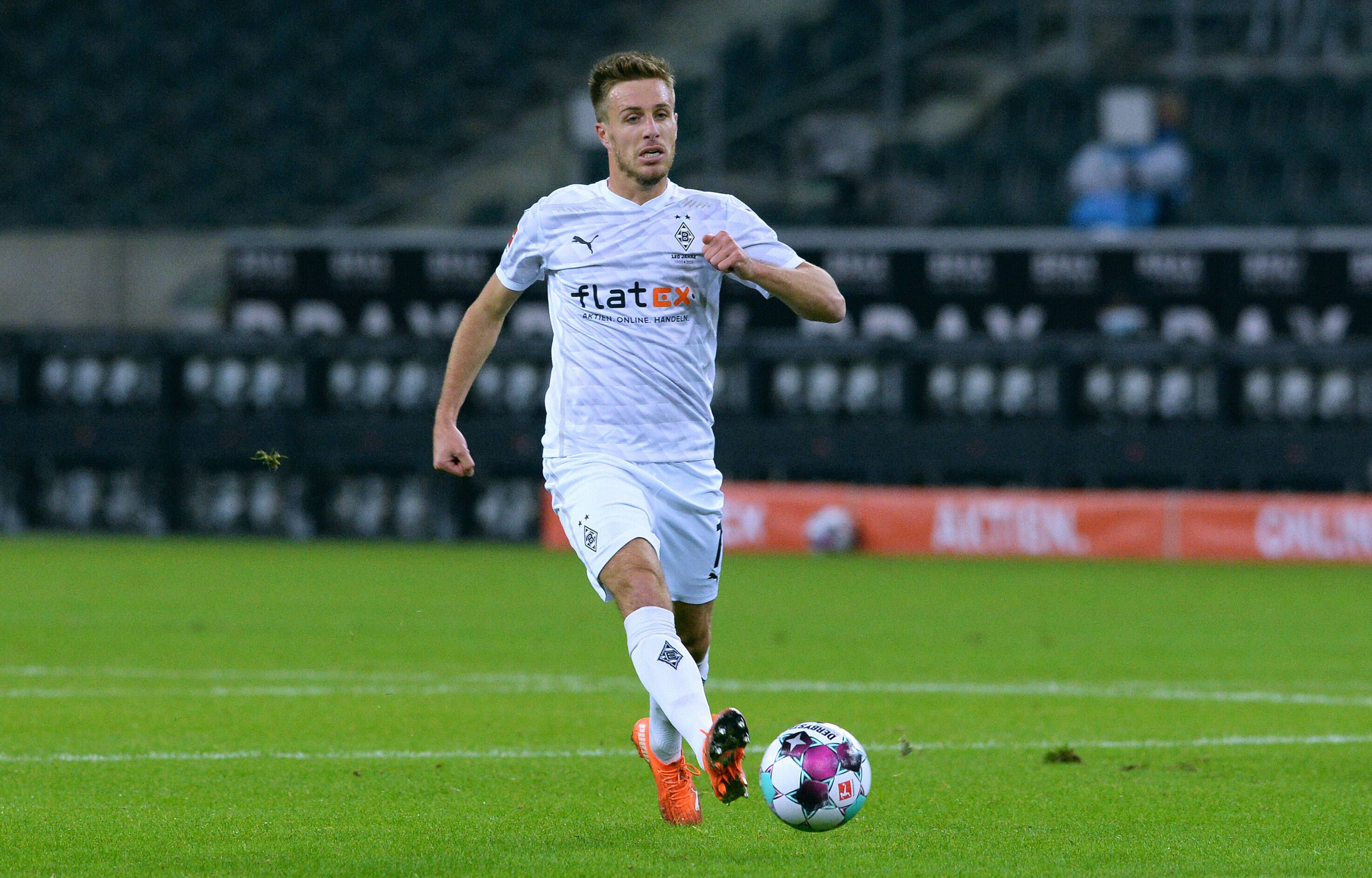 Patrick Herrmann, hier am 17.Oktober 2020 im Heimspiel gegen Wolfsburg zu sehen, kontrolliert im Borussia-Park den Ball.