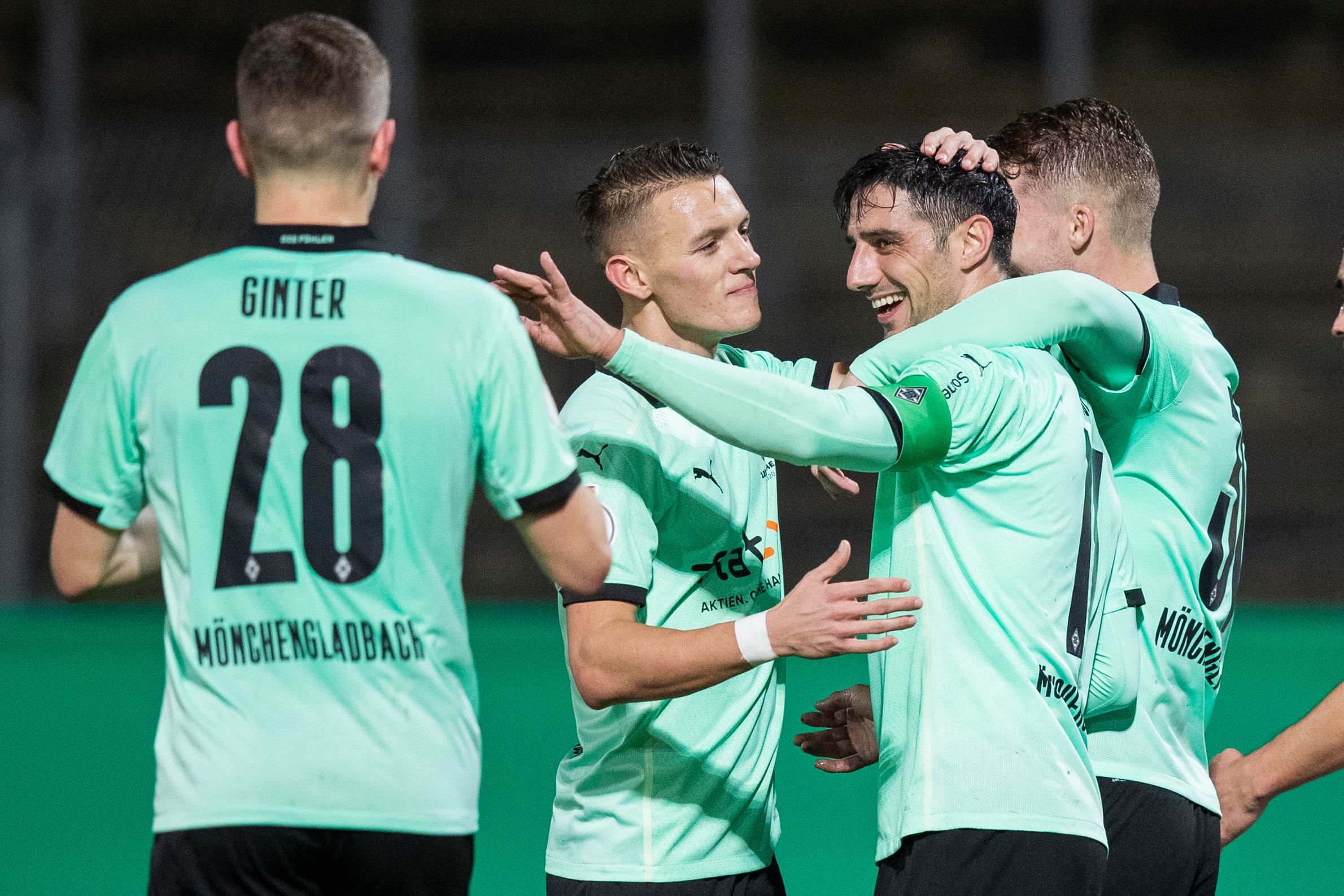 Gladbachs Kapitän Lars Stindl (2.v.r) jubelt in Elversberg nach seinem Tor zum zwischenzeitlichen 0:3.