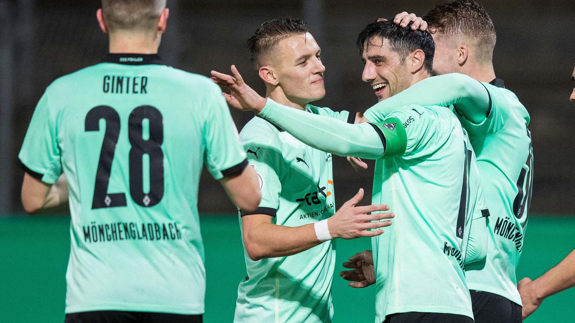 Gladbachs Kapitän Lars Stindl (2.v.r) jubelt in Elversberg nach seinem Tor zum zwischenzeitlichen 0:3.