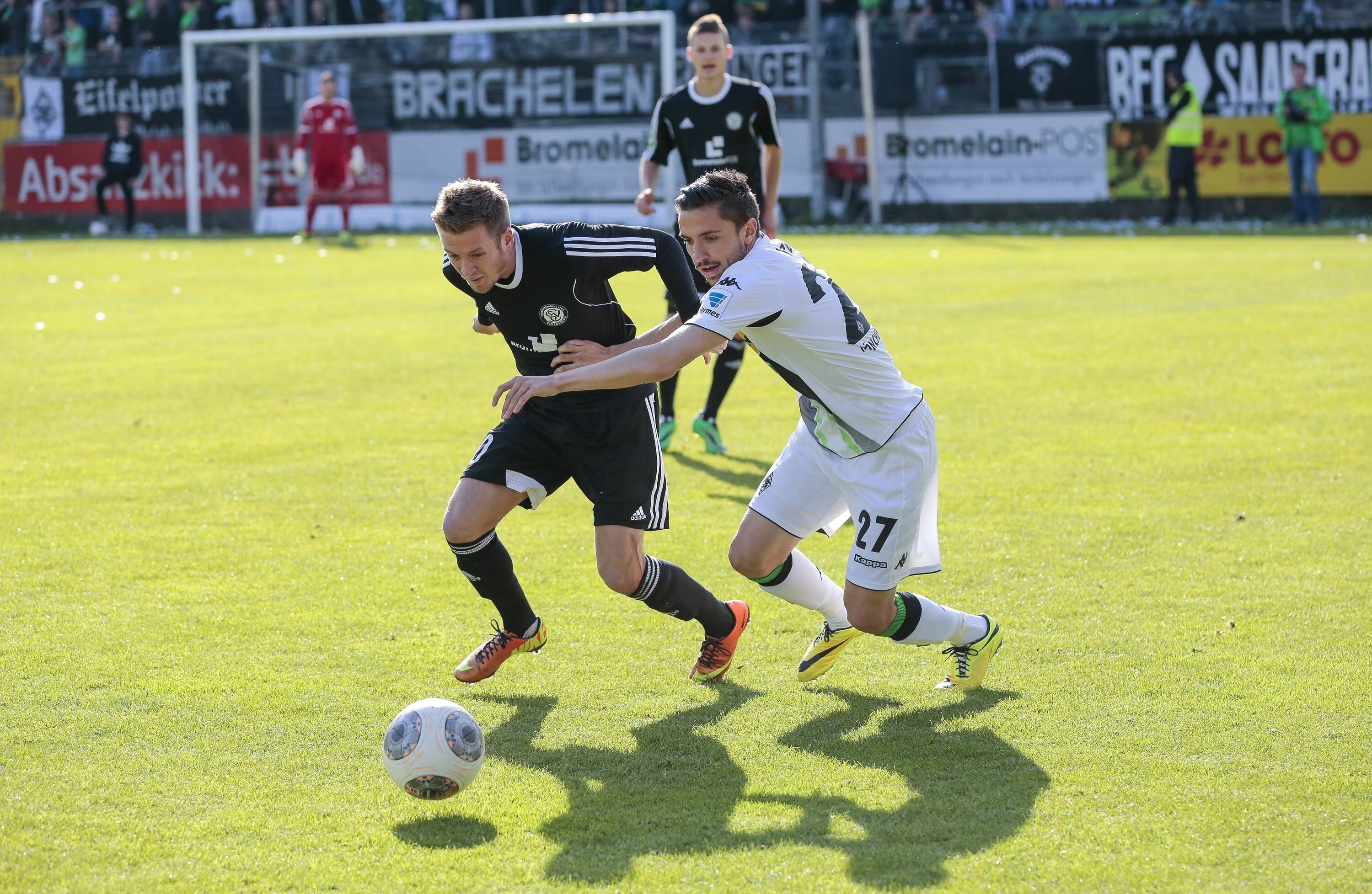 2014 trat Borussia Mönchengladbach erstmals bei einem Freundschaftsspiel gegen die SV Elversberg an (Auf dem Foto sieht man Ex-Gladbacher Julian Korb (r.) im Zweikampf mit dem damaligen Elversberger Christian Grimm.