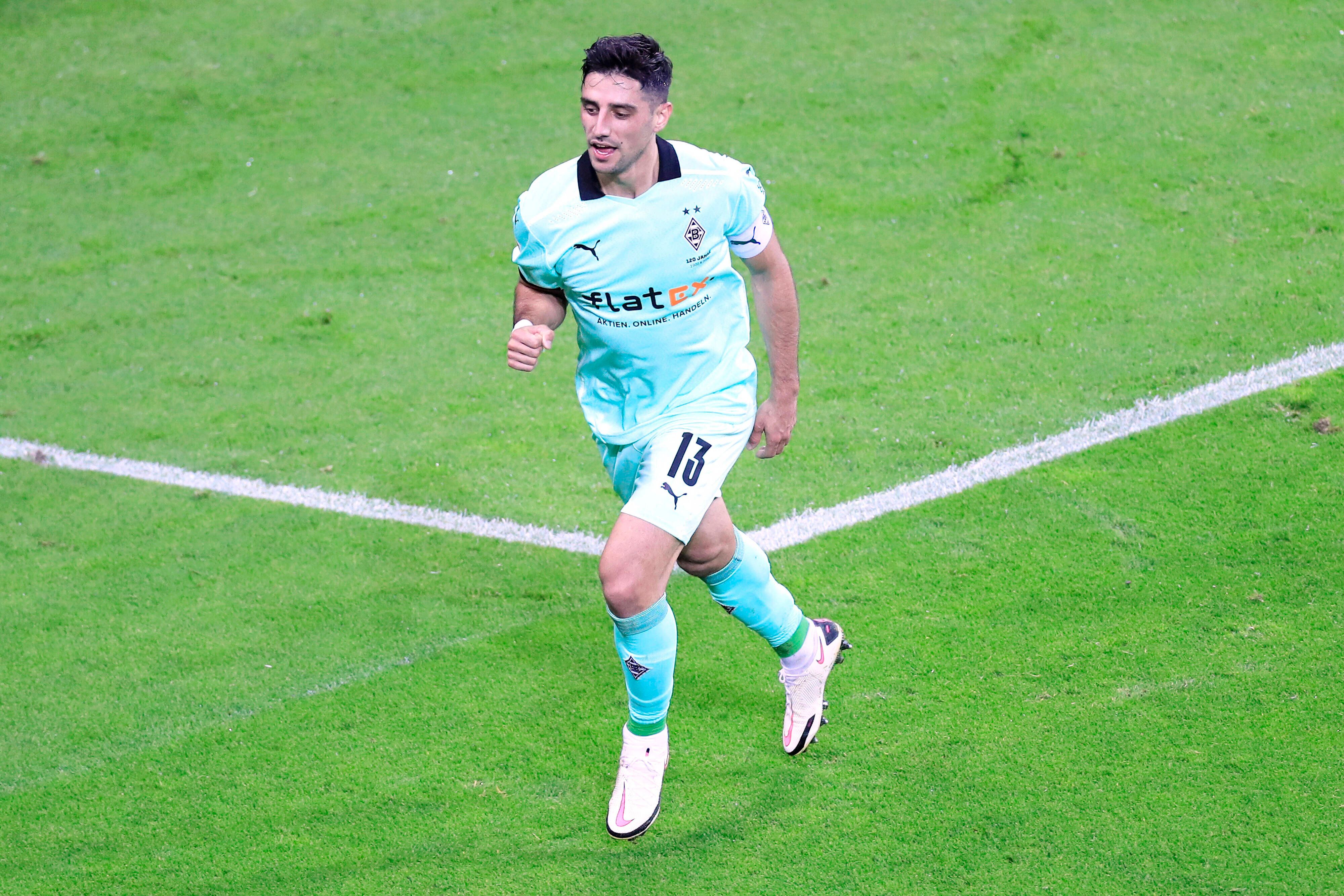 Lars Stindl, Kapitän der Gladbacher Borussia, hier am 8. November 2012 beim Bundesliga-Spiel in Leverkusen, bejubelt einen Treffer.