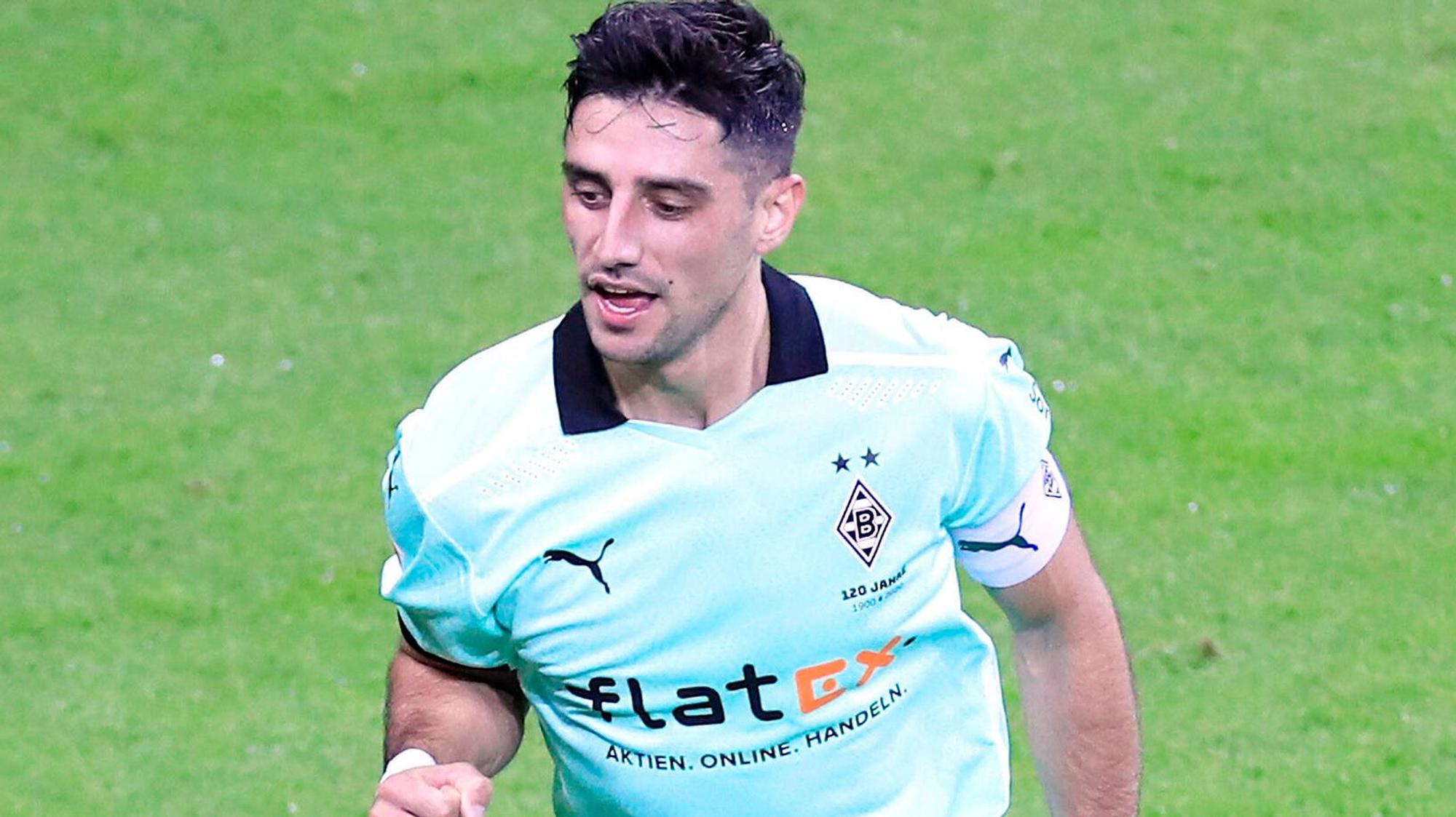 Lars Stindl, Kapitän der Gladbacher Borussia, hier am 8. November 2012 beim Bundesliga-Spiel in Leverkusen, bejubelt einen Treffer.
