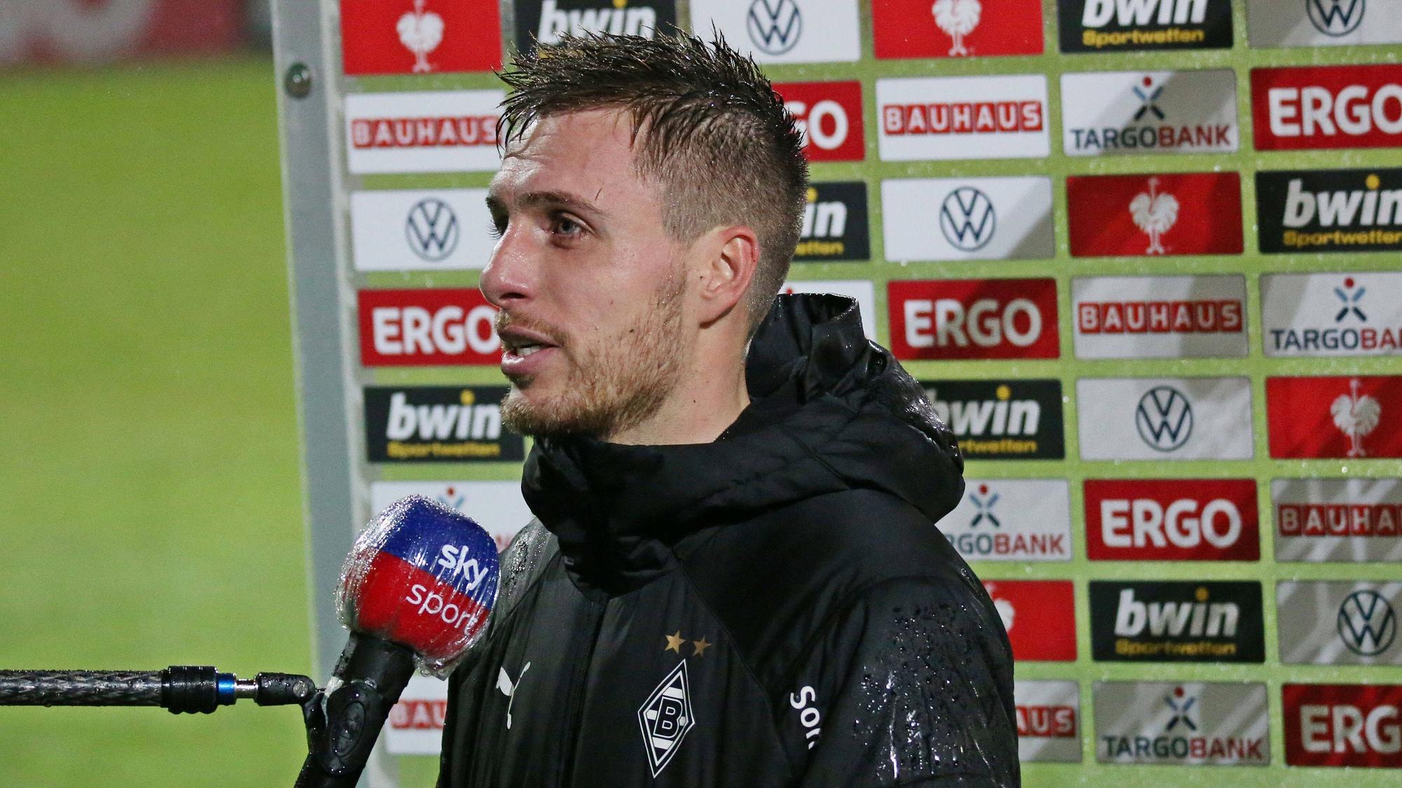Borussias Patrick Herrmann im Gespräch mit den Medien nach dem DFB-Pokal-Spiel bei der SV Elversberg am 22.12.2020.