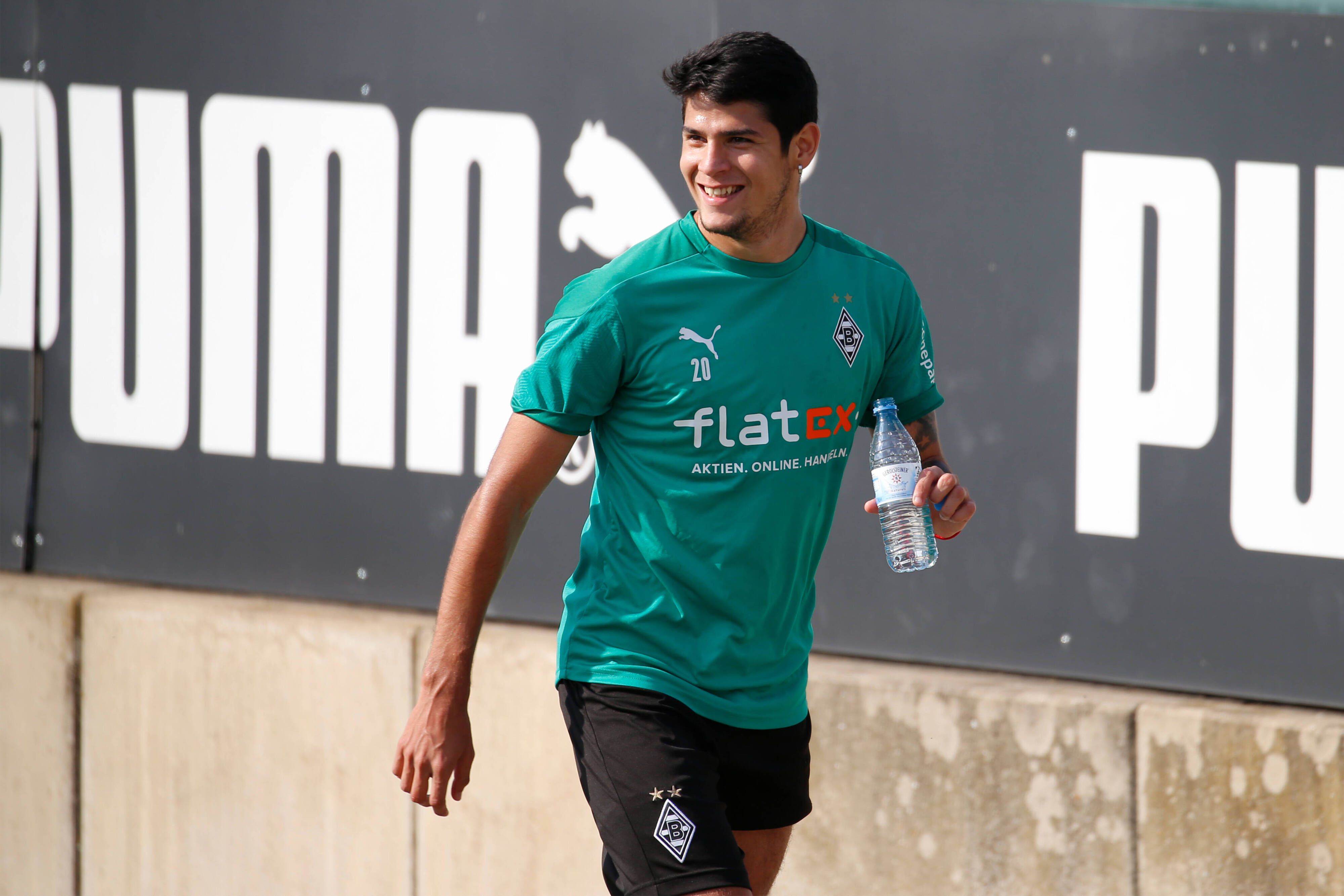 Borussias Julio Villalba lacht bei einer Trainingseinheit der Fohlen am 2.9.2020 im Borussia-Park.