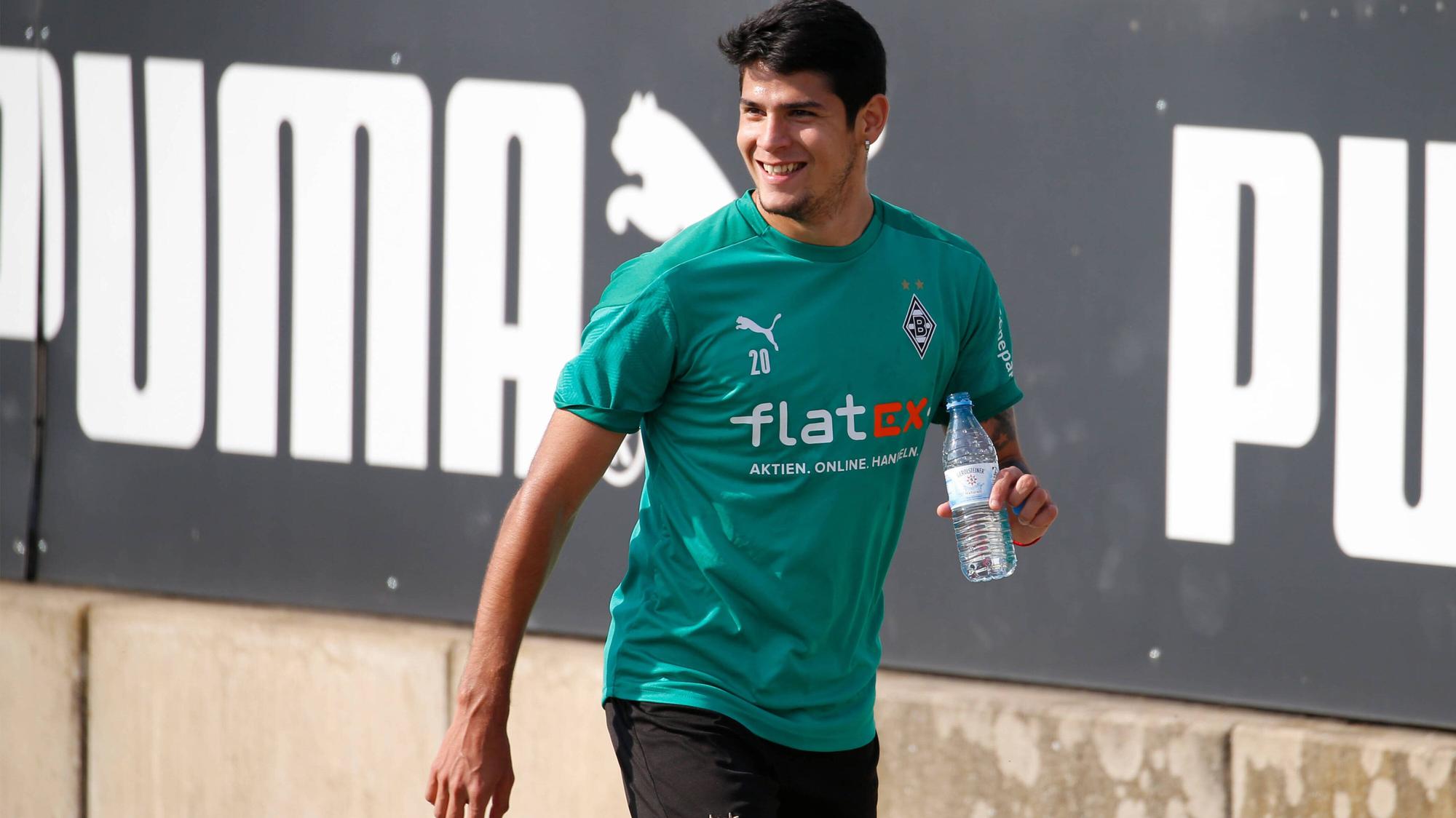 Borussias Julio Villalba lacht bei einer Trainingseinheit der Fohlen am 2.9.2020 im Borussia-Park.