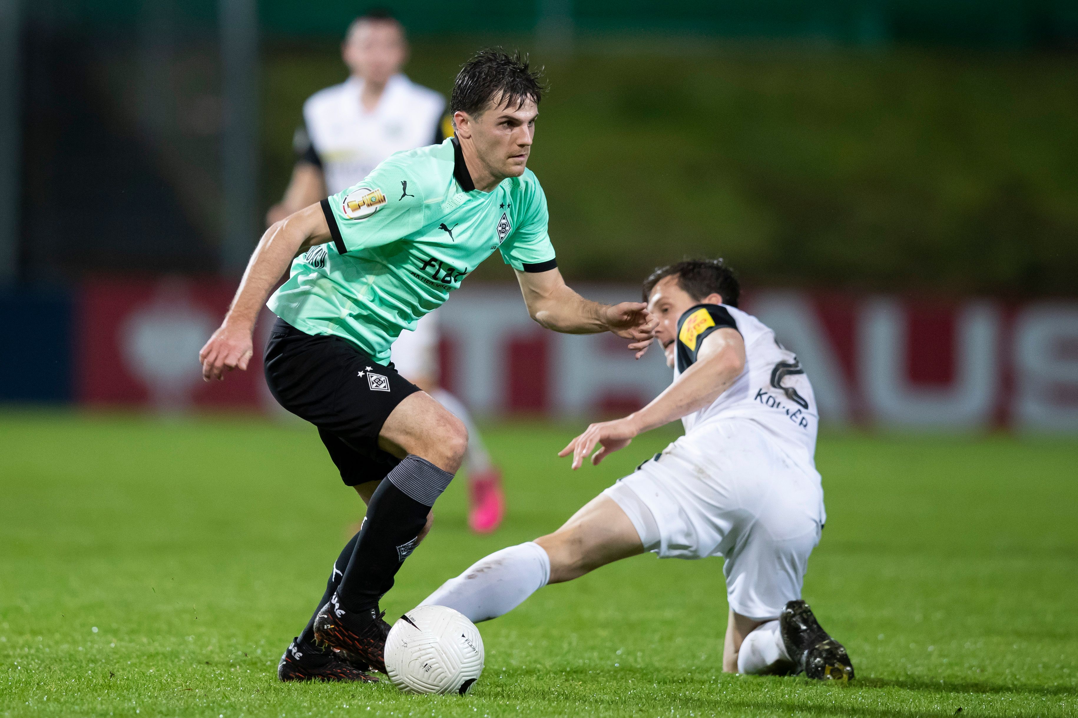 Borussias Jonas Hofmann (l.) in Aktion gegen Elversbergs Lukas Kohler (r) im DFB-Pokal-Spiel gegen die SV Elversberg am 22.12.20 .