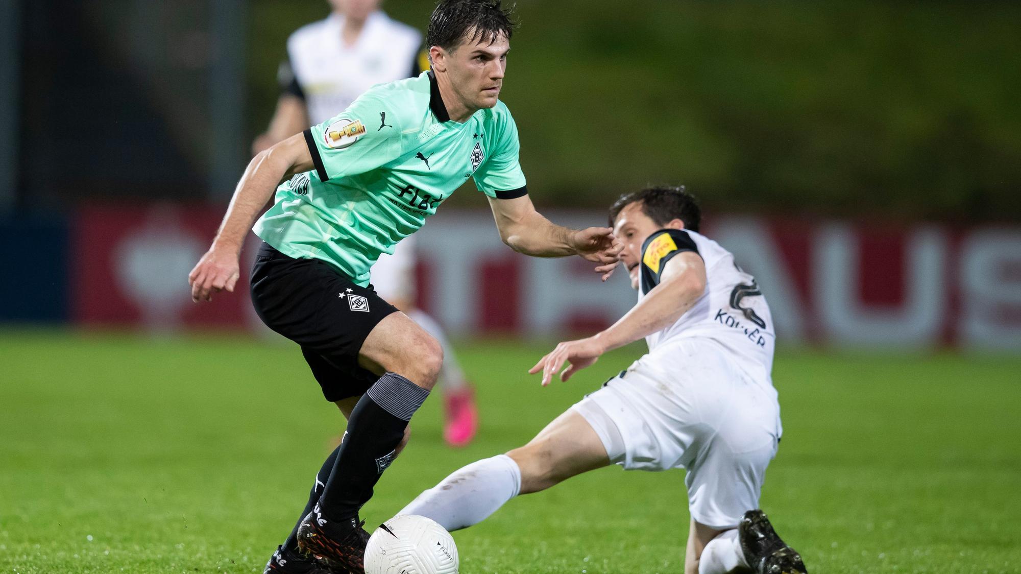 Borussias Jonas Hofmann (l.) in Aktion gegen Elversbergs Lukas Kohler (r) im DFB-Pokal-Spiel gegen die SV Elversberg am 22.12.20 .