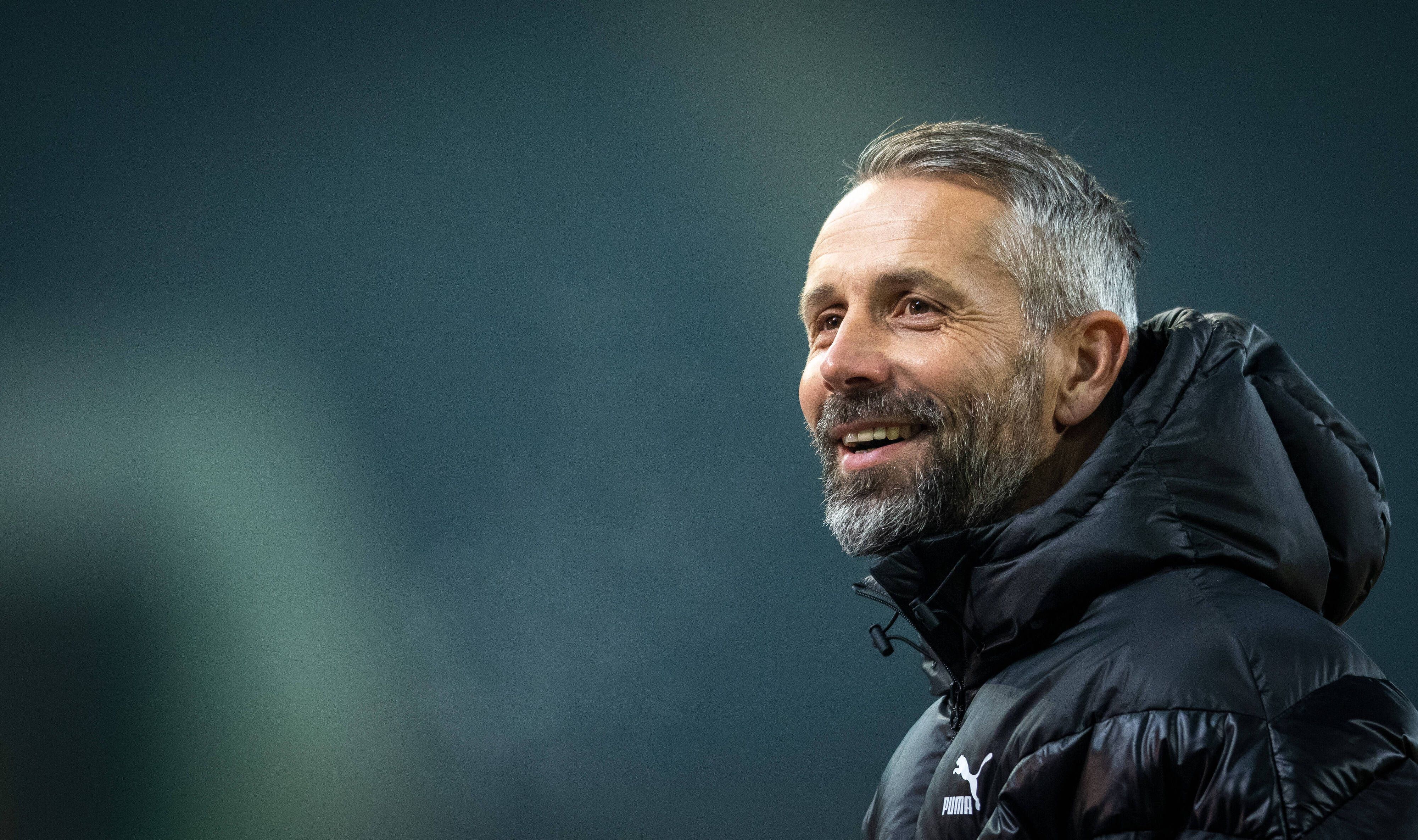 Trainer Marco Rose lächelt an der Seitenlinie während des Bundesligaspiels zwischen seiner Gladbacher Borussia und dem FC Schalke 04 am 28.11.2020.