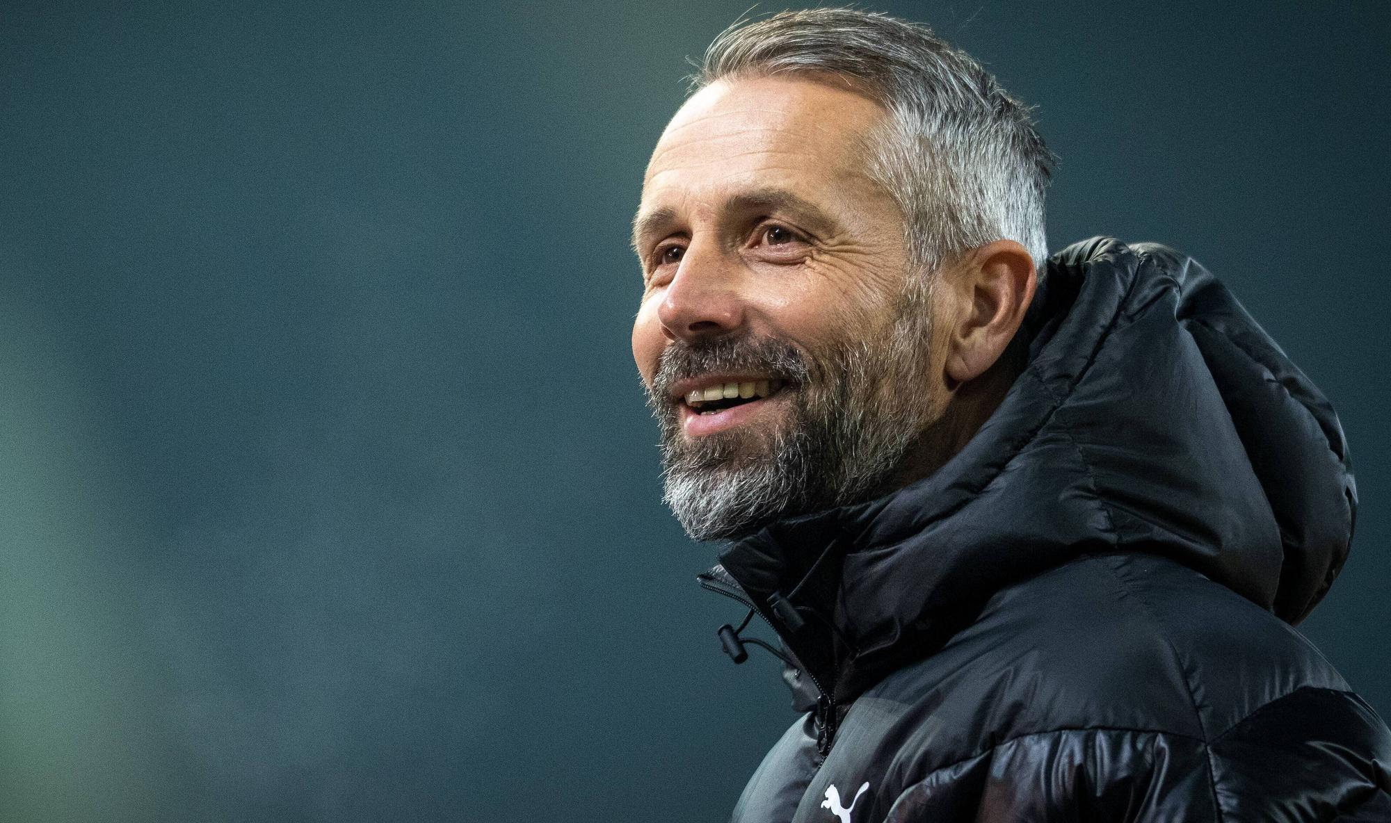 Trainer Marco Rose lächelt an der Seitenlinie während des Bundesligaspiels zwischen seiner Gladbacher Borussia und dem FC Schalke 04 am 28.11.2020.