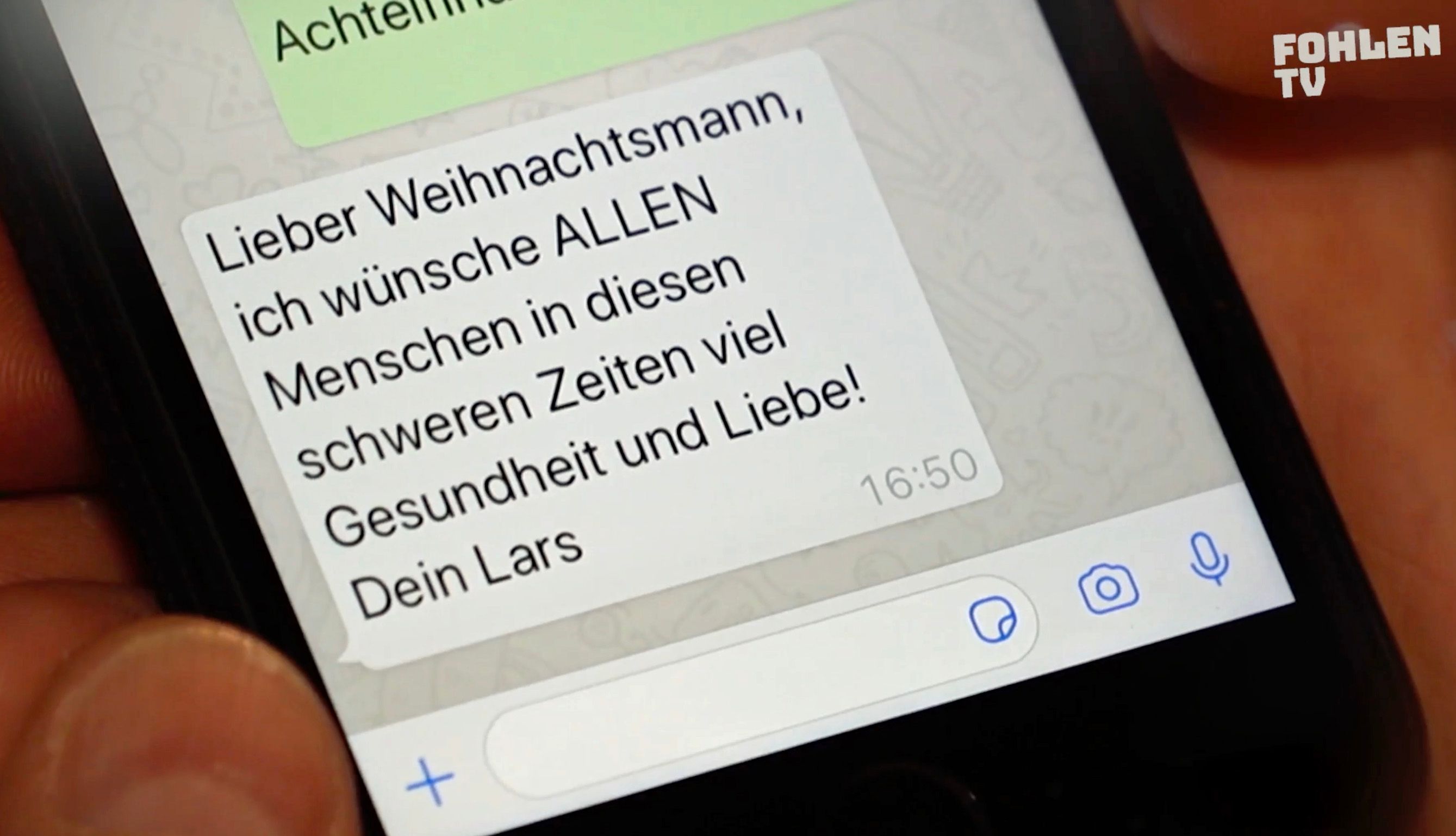 Gladbach-Kapitän Lars Stindl sendet symbolisch zu Heiligabend dem Weihnachtsmann via Smartphone eine SMS.