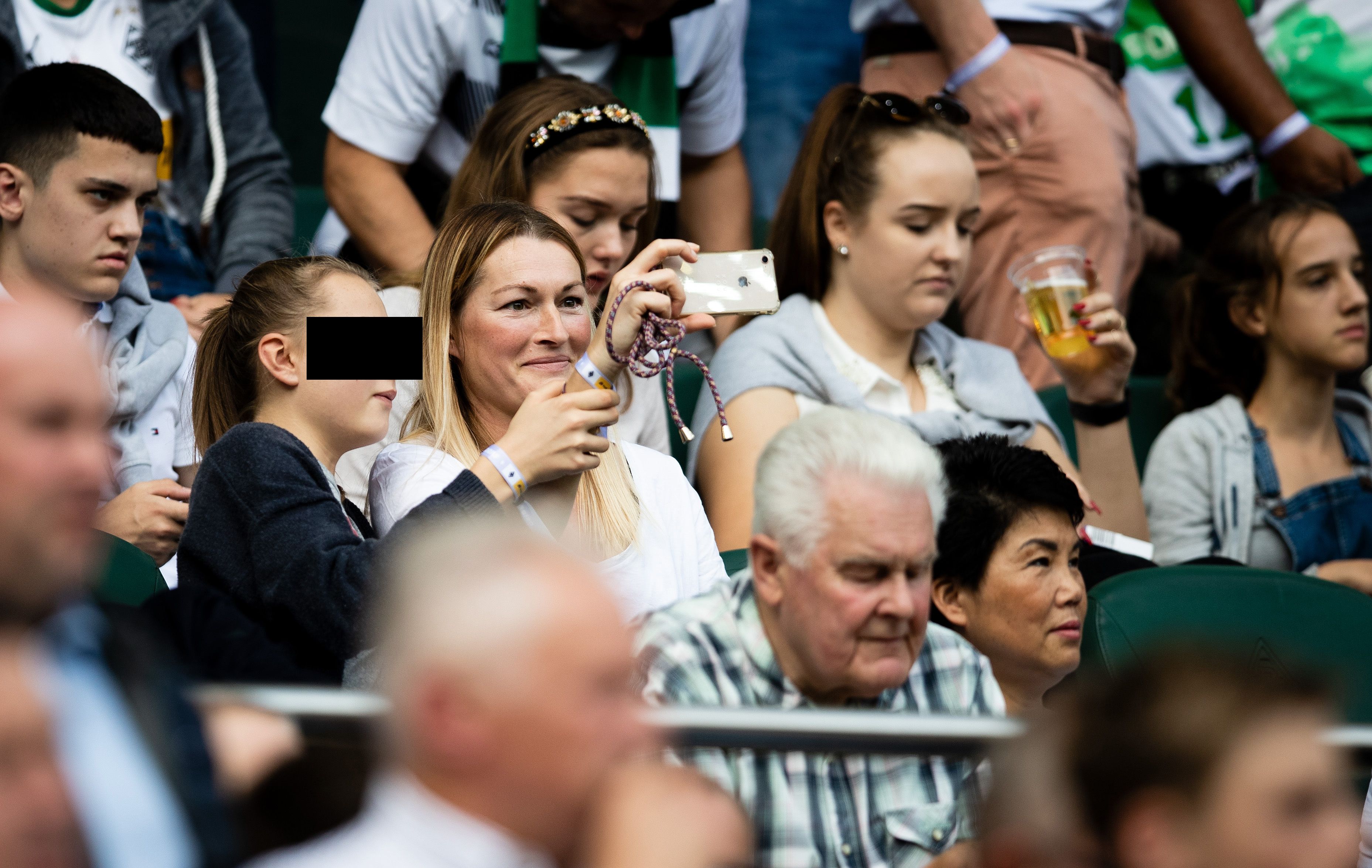 Nikola Pietzsch (r.), Lebensgefährtin von Mönchengladbach-Trainer Marco Rose, filmt mit ihrem Smartphone am 22. September 2019 Szenen aus dem Rheinland-Duell zwischen Borussia Mönchengladbach und Fortuna Düsseldorf.