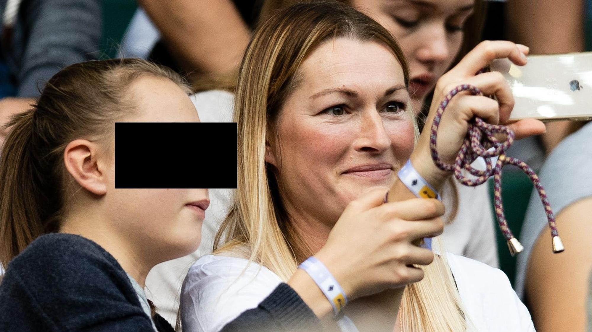 Nikola Pietzsch (r.), Lebensgefährtin von Mönchengladbach-Trainer Marco Rose, filmt mit ihrem Smartphone am 22. September 2019 Szenen aus dem Rheinland-Duell zwischen Borussia Mönchengladbach und Fortuna Düsseldorf.