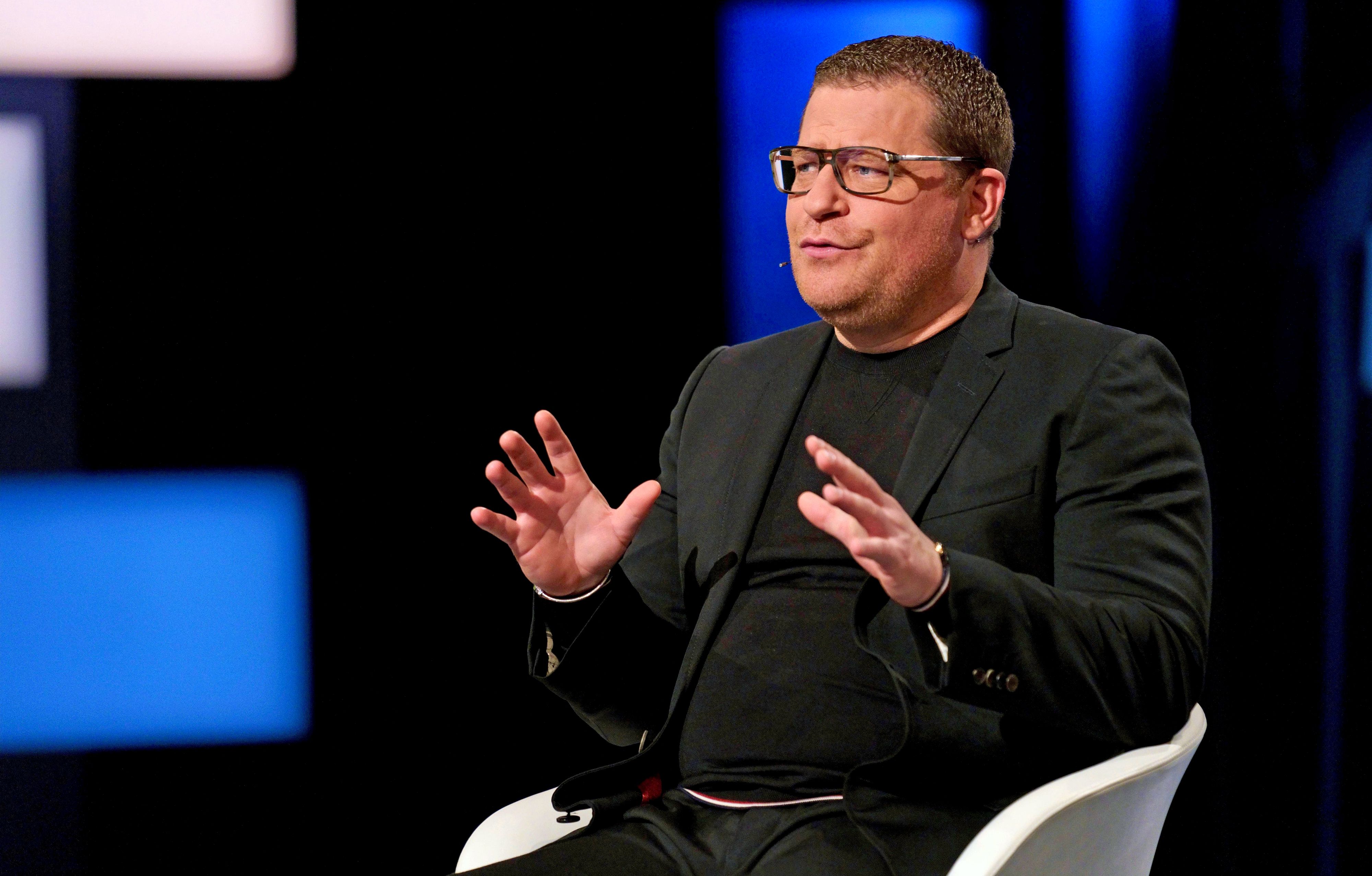 Gladbachs Manager Max Eberl gestikuliert mit den Händen bei einem Auftritt in der ZDF-TV-Show „Aktuelles Sportstudio“ am 12. Dezember 2020.